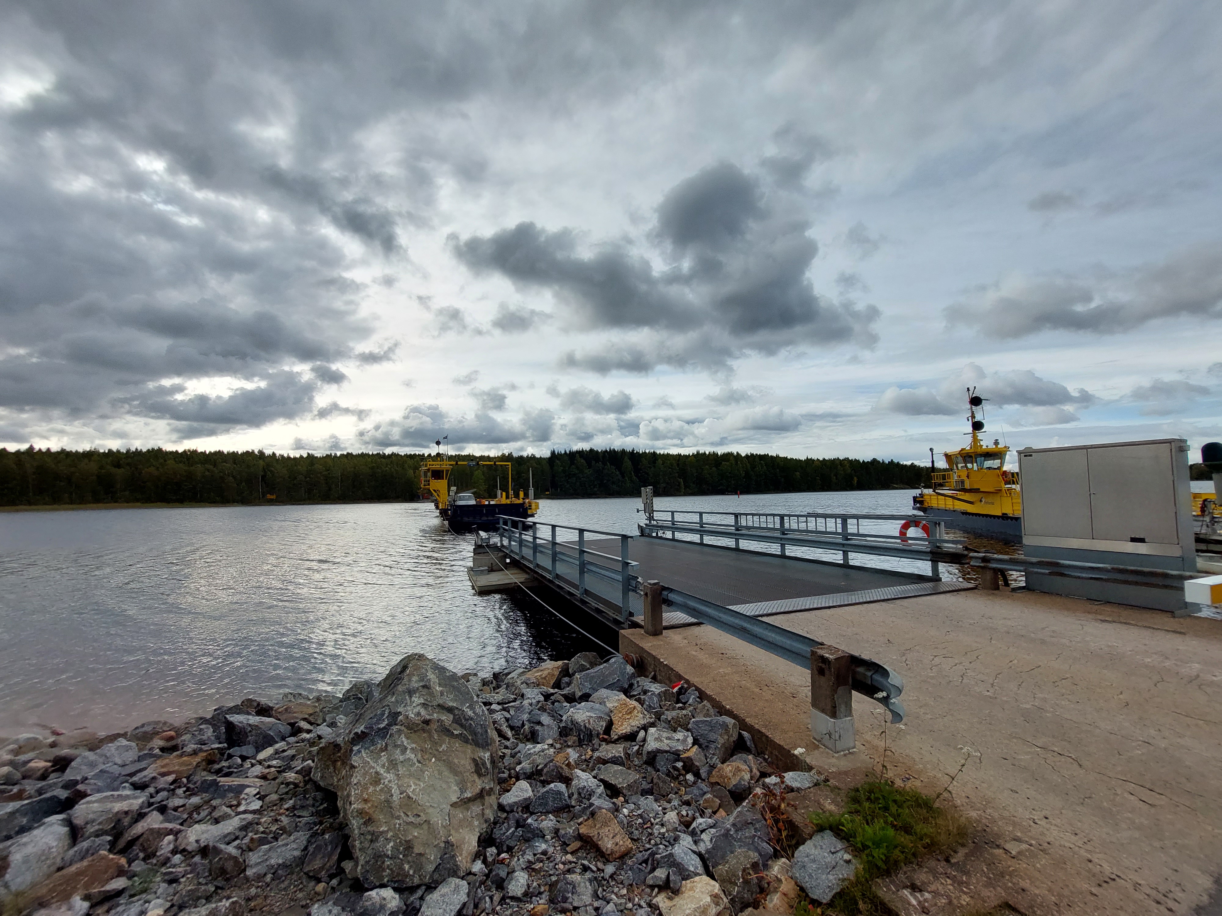 Ett färjefäste, där en färja står och en ankommer.