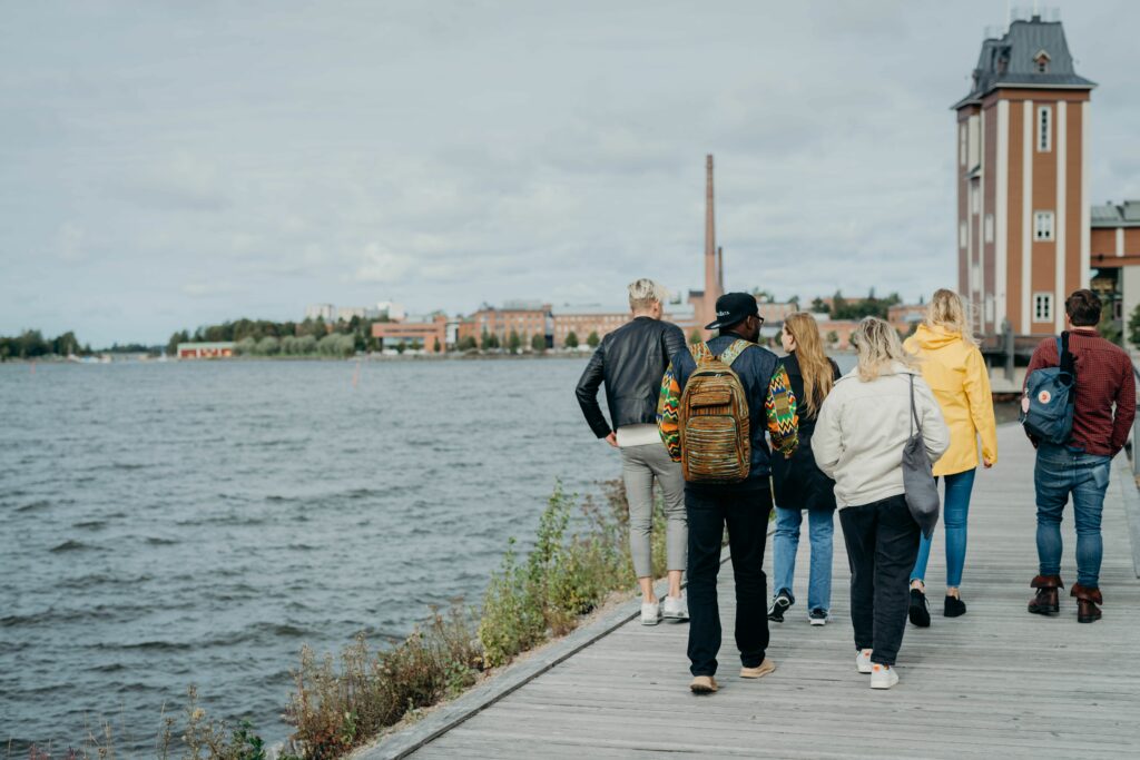 Studenter går vid havsstranden mot Havtornen.