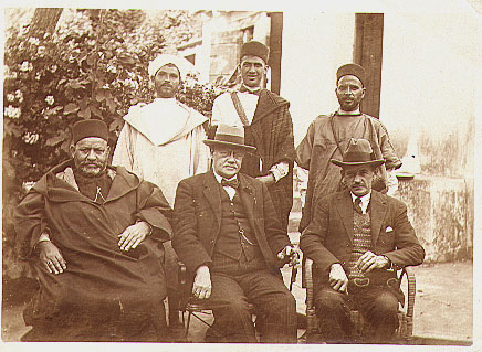 Grupporträtt på gårdsplanen till professor Edvard Westermarcks Villa Tusculum, Marocko.