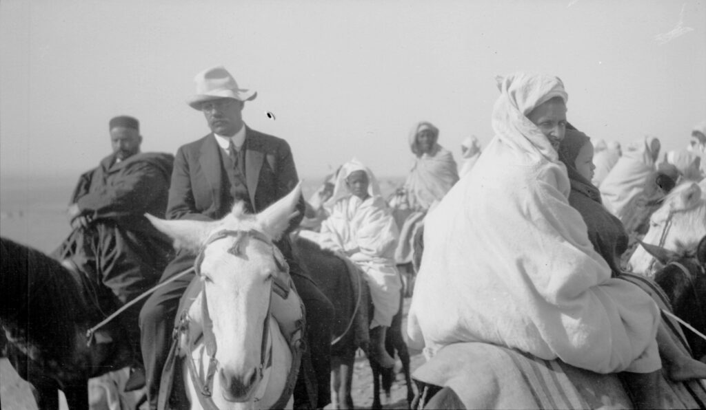 Edvard Westermarck färdas i Marocko på sin vita häst. Abdessalam el Bakkali på häst till vänster.