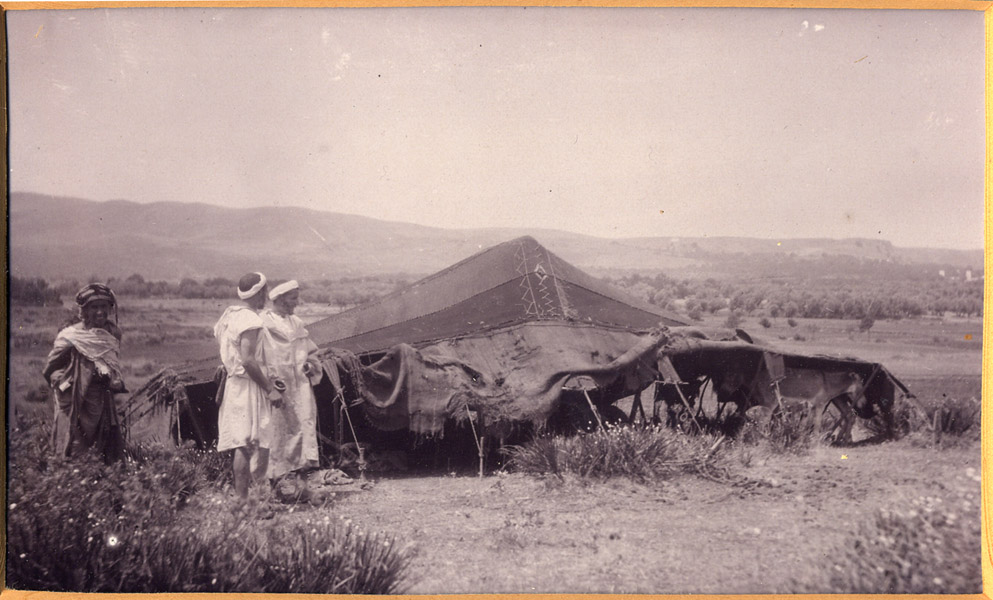 Westermarcks dokumentation från byn Aith Yusi utanför Sefrou nära Fez. Tre bybor utanför ett tält. Den vida landskapen i bakgrunden.