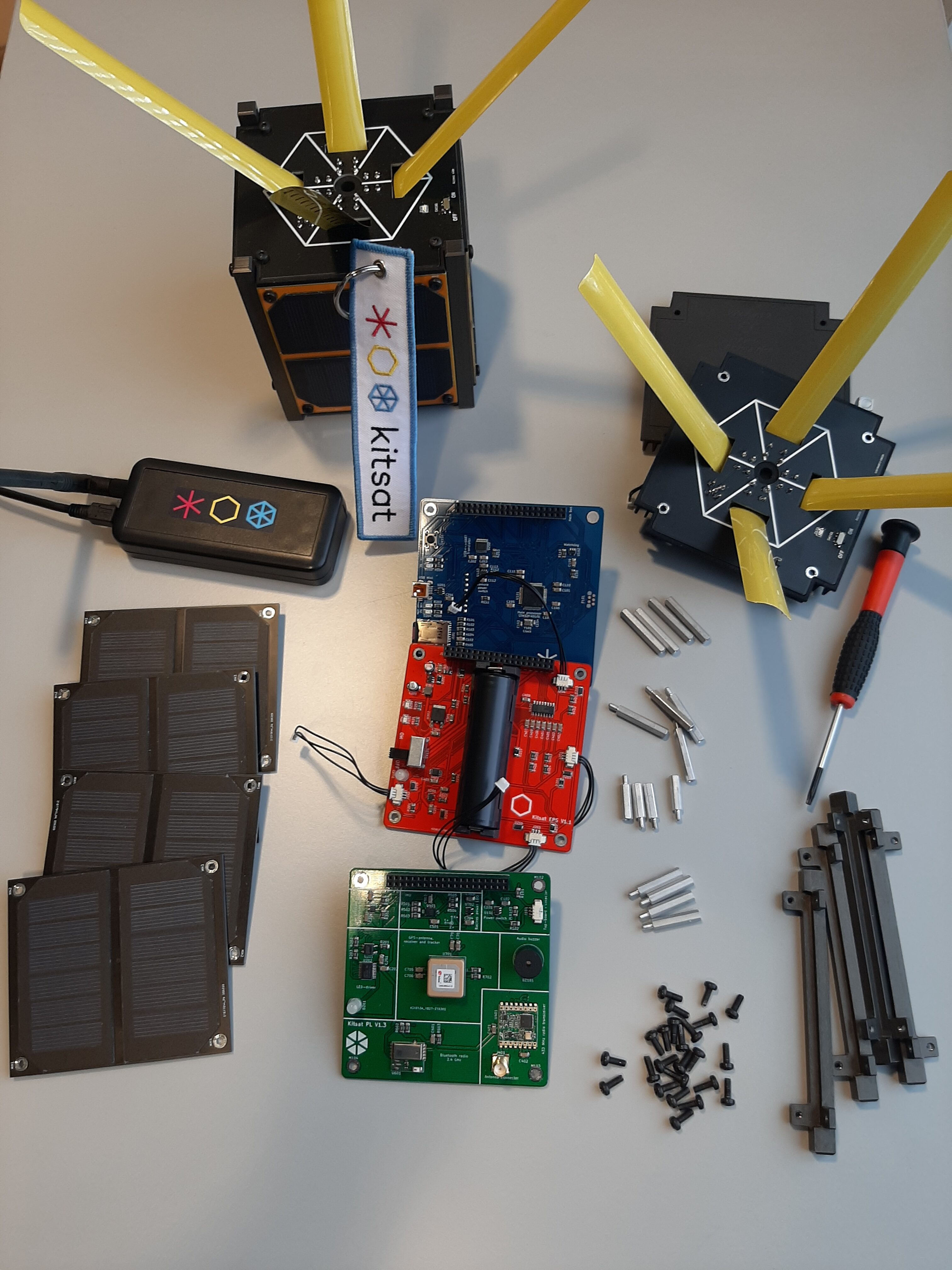 En monterad och en isärskruvad Kitsat.