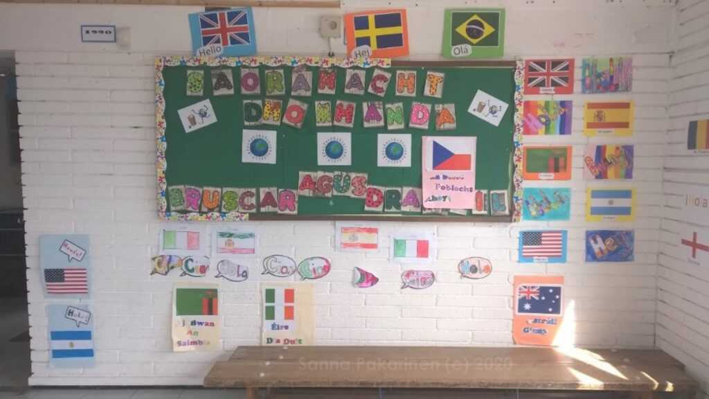 Klassrum och tavla. Många elevarbeten med flaggor och nationella symboler.