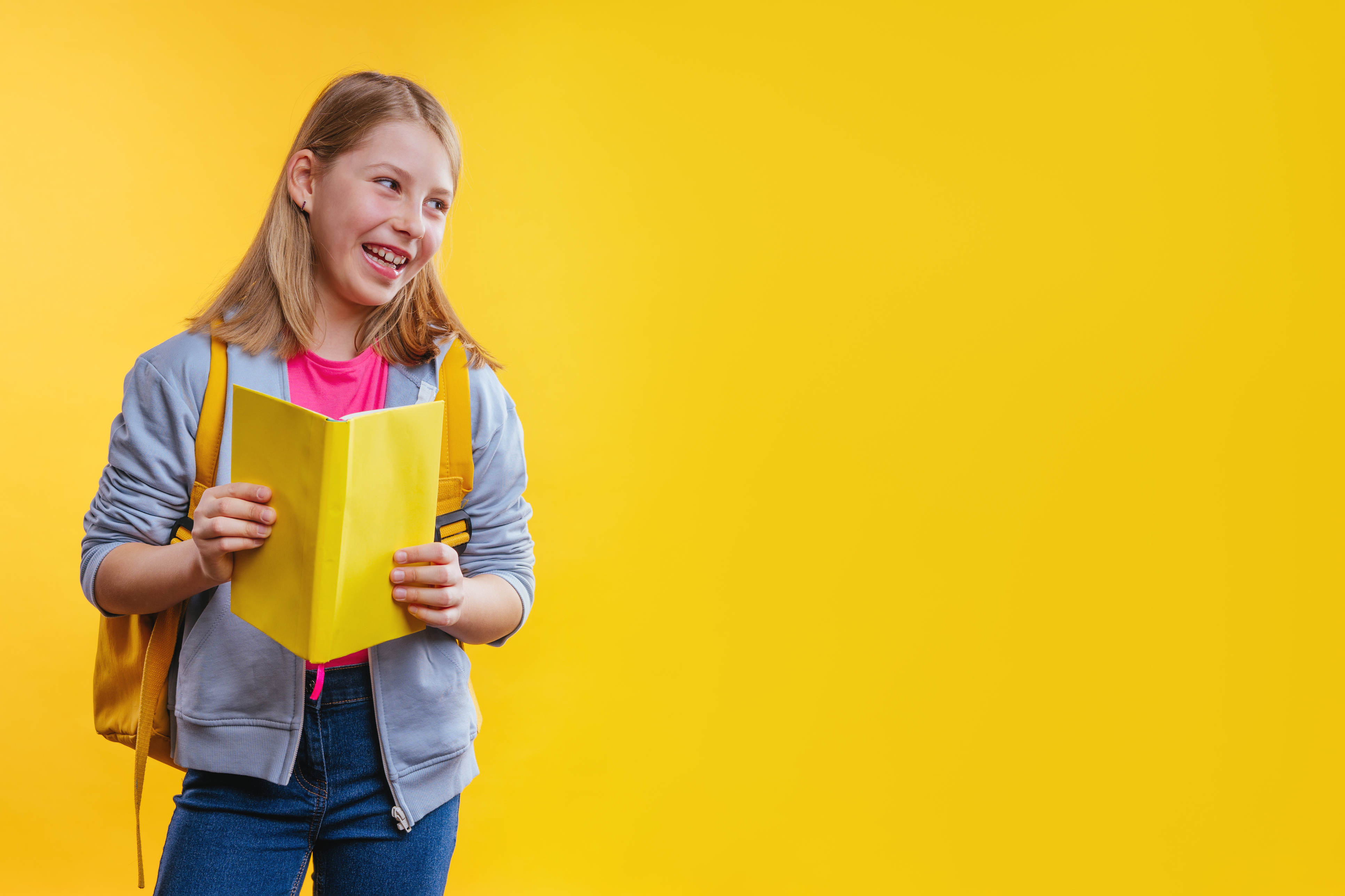 Glad tjej med gul bakgrund