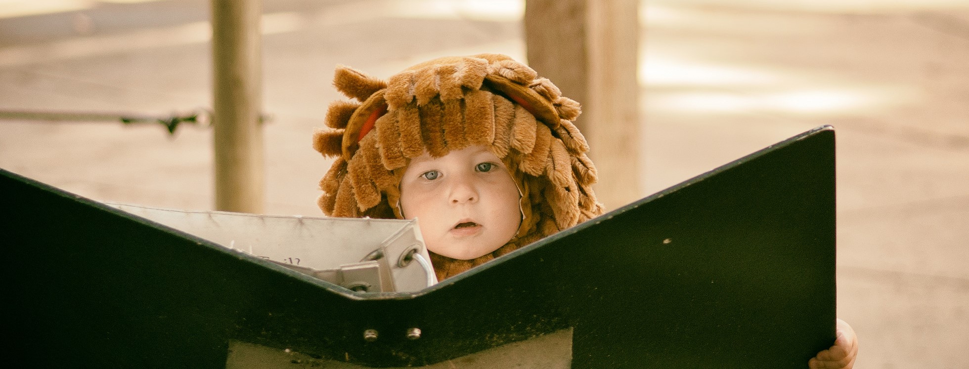 Söt baby läser bok.