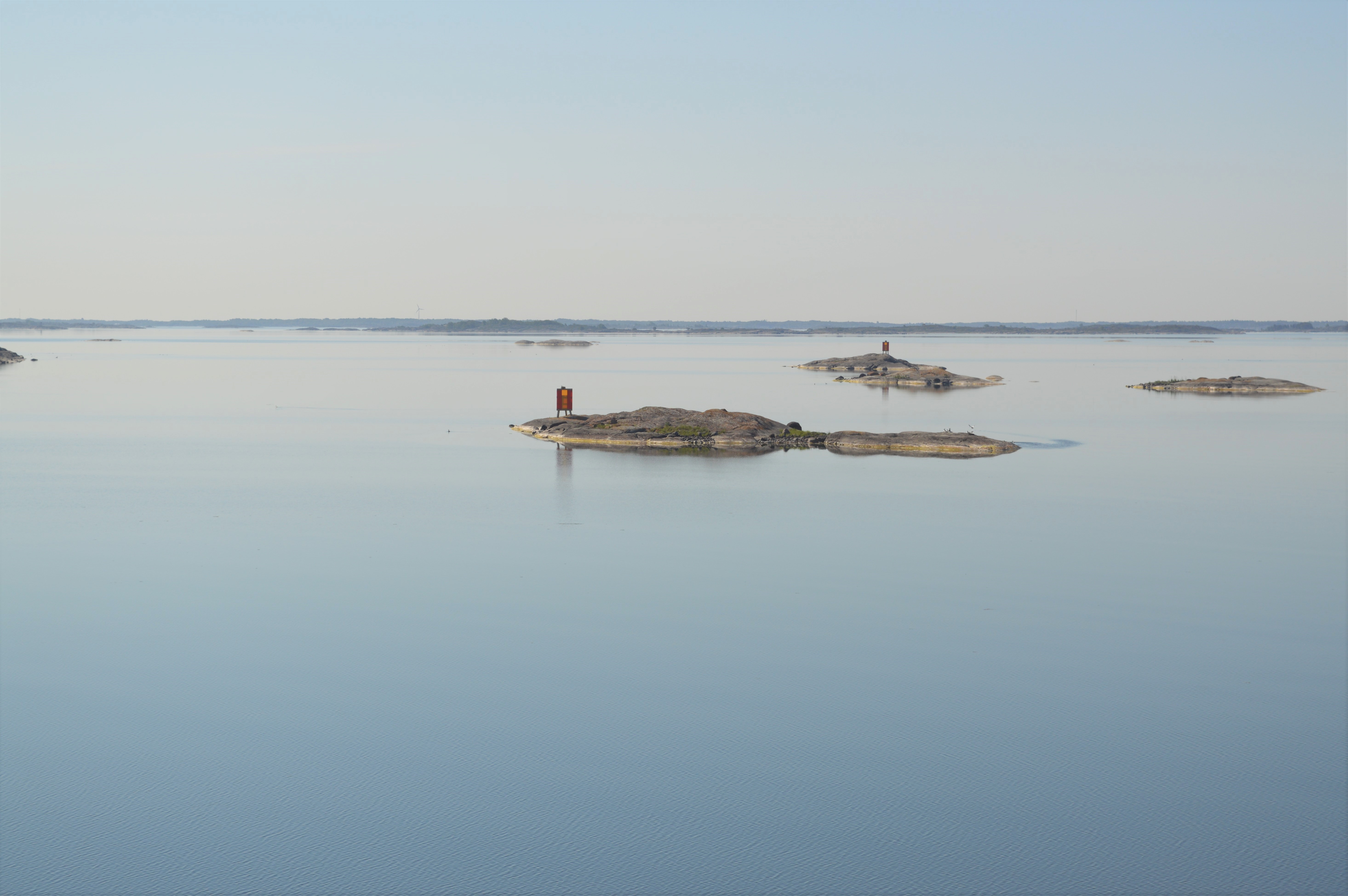 En havsvy med några ensliga kobbar.