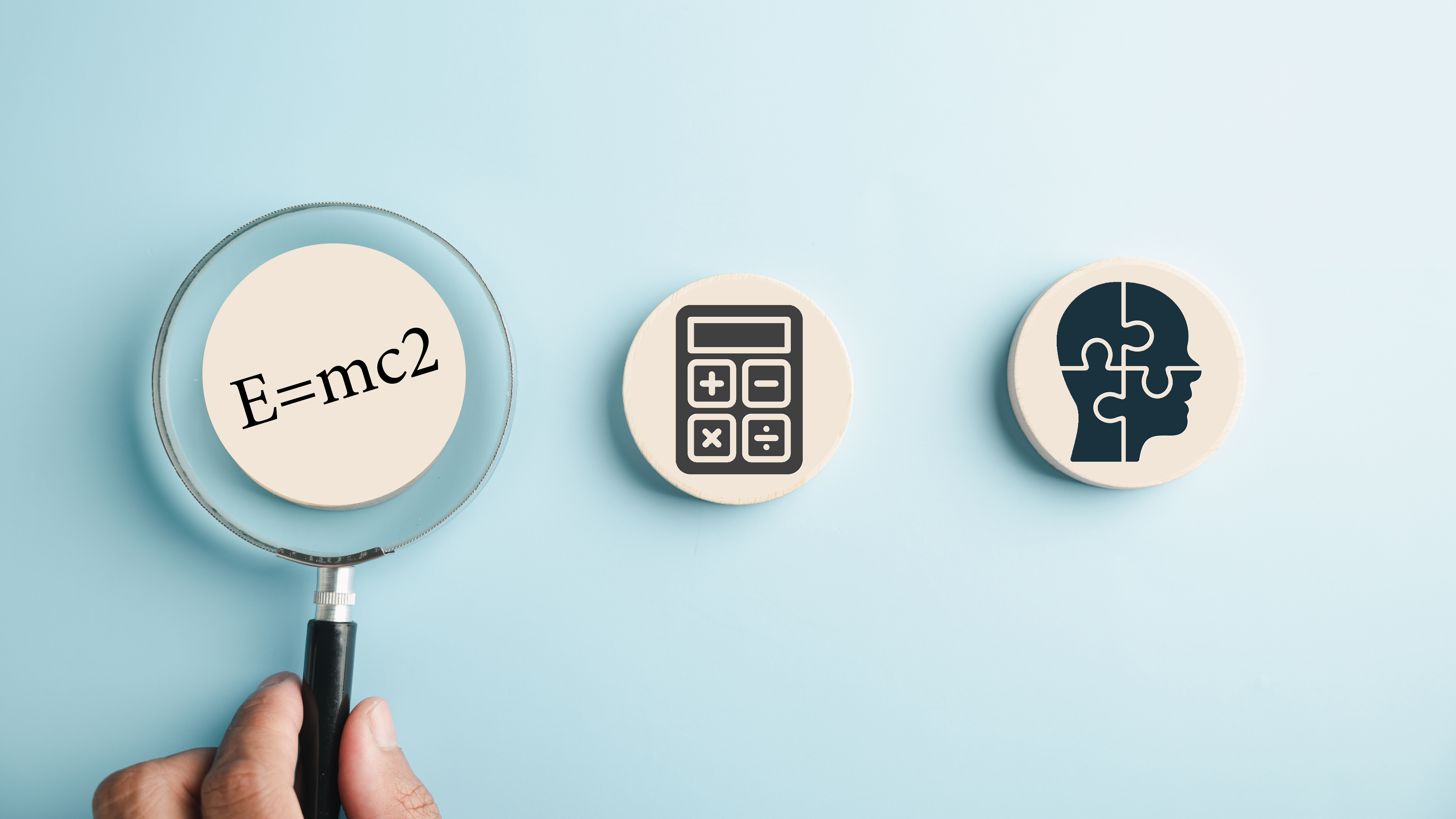 Förstoringsglas med matematikterminologi.