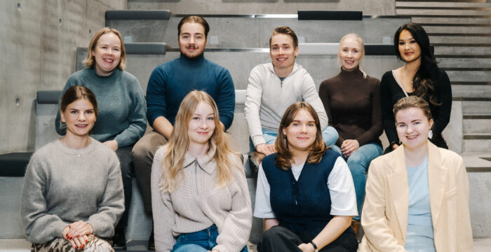 Åbo Akademis nio some-ambassadörer 2022-2023, som i två rader sitter på trappan i Aurum.