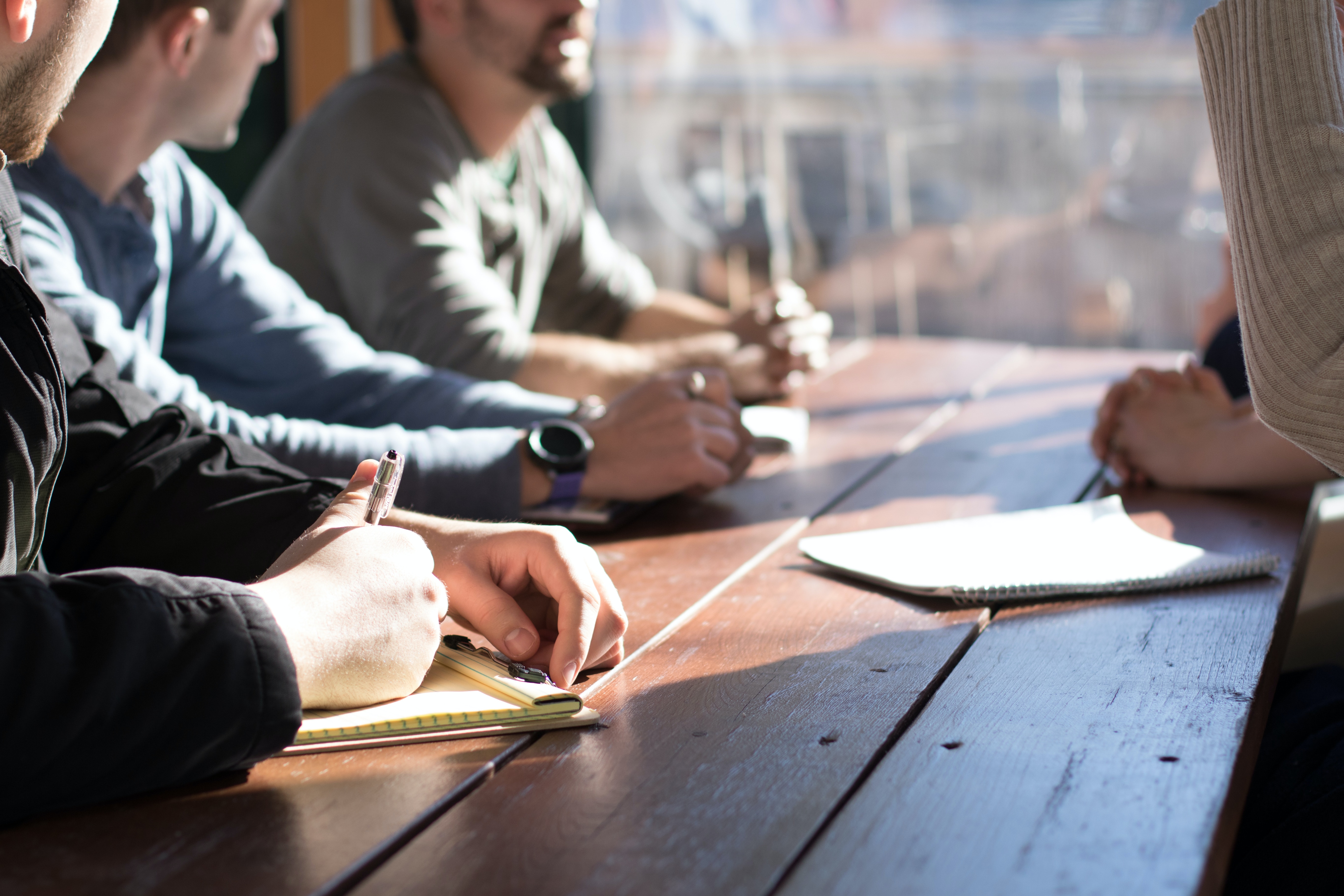 studerande vid ett bord./Students at a table.