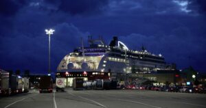 Viking Lines LNG och LGB-drivna Grace tar ombord långtradare och passagerare i Åbo hamn. Foto: Marcus Prest.