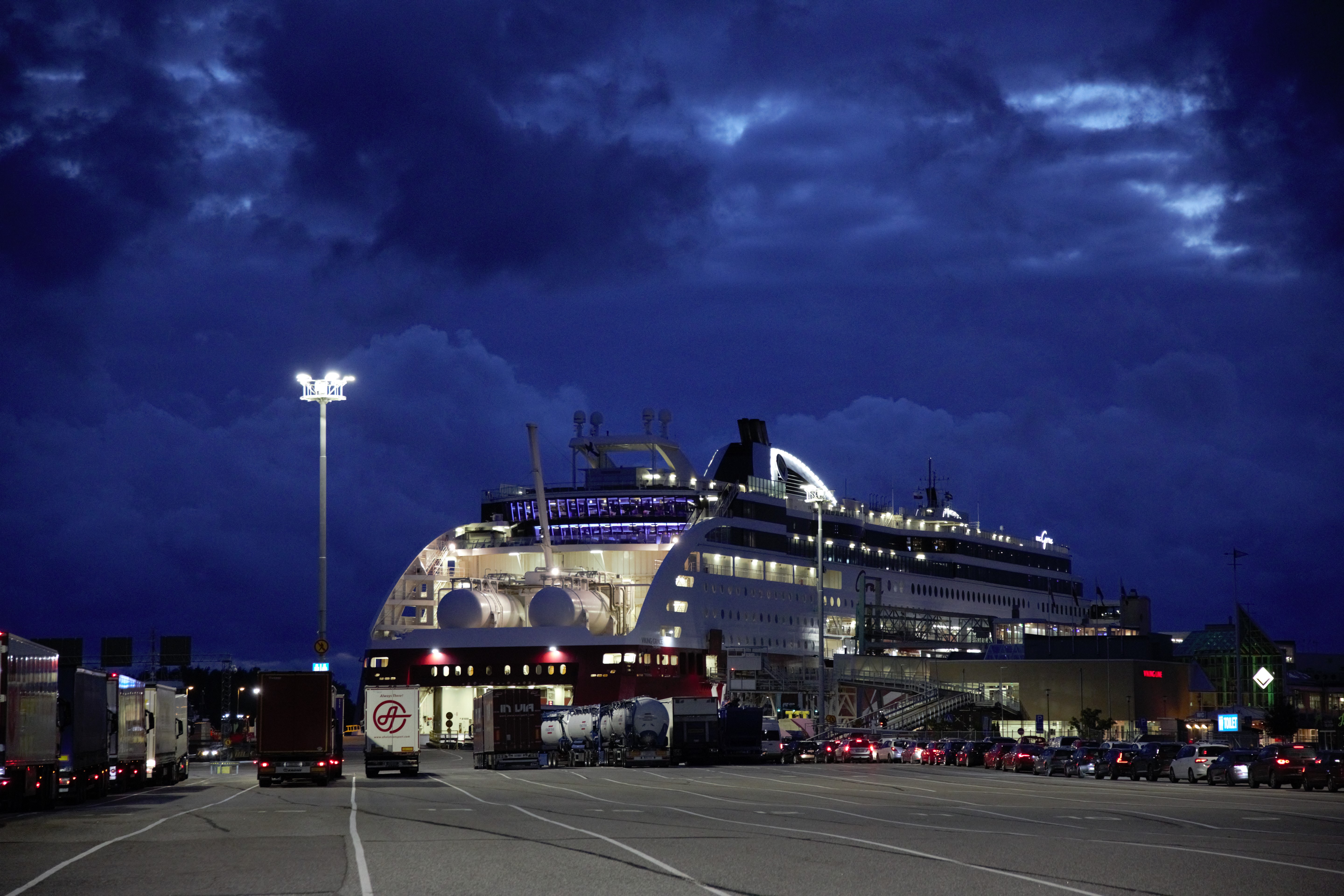 Viking Lines LNG och LGB-drivna Grace tar ombord långtradare och passagerare i Åbo hamn. Foto: Marcus Prest.