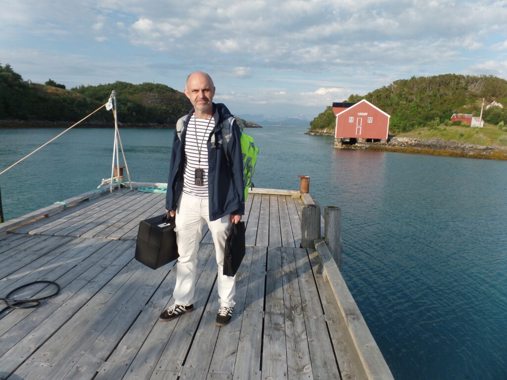 Anders Källgård står på en brygga med havet i bakgrunden.