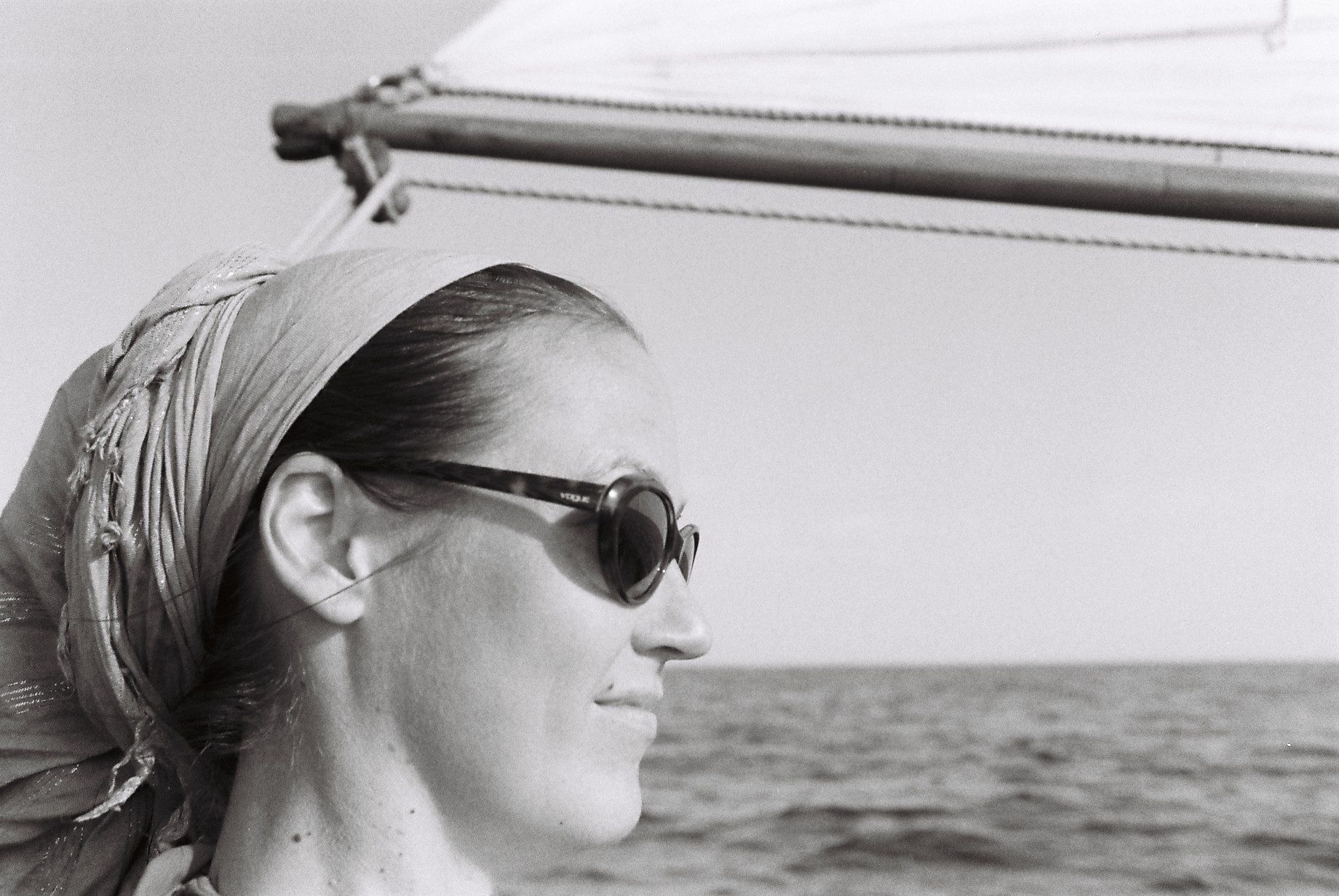 Katja Bonnevier i solglasögon, fotad i profil på en seglbåt.