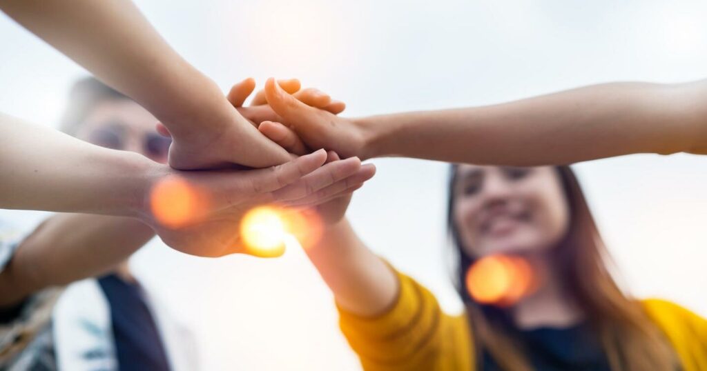 Ungdomar håller händer