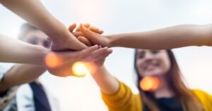 Ungdomar håller händer