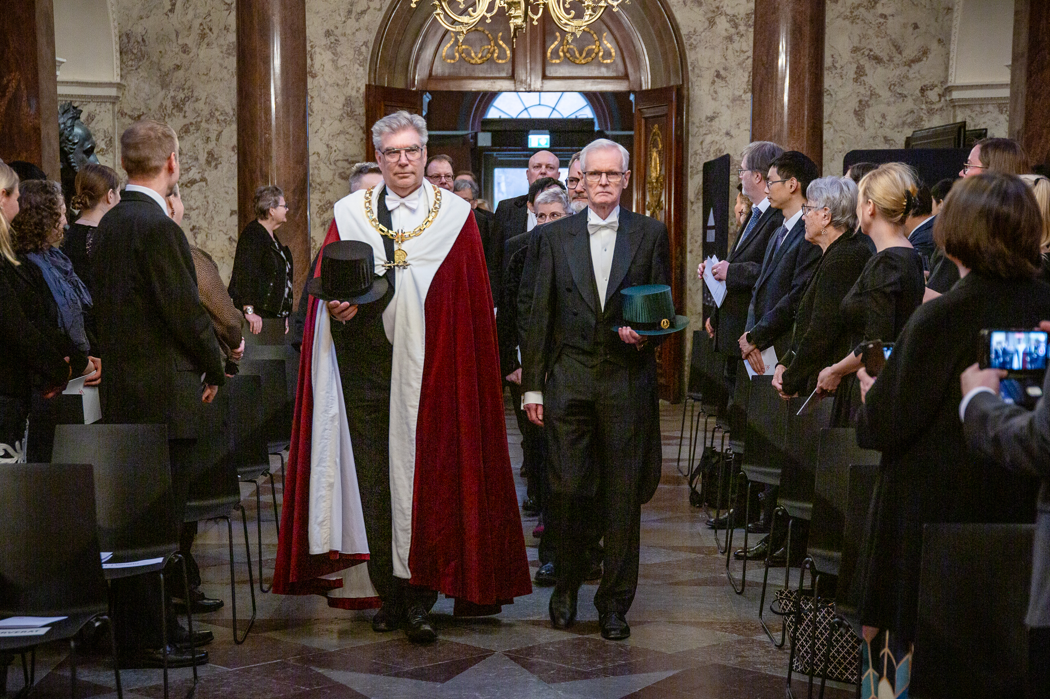Rector Mikael Lindfelt and Chancellor Carl Gustav Gahmberg enters the Old Academy Building.