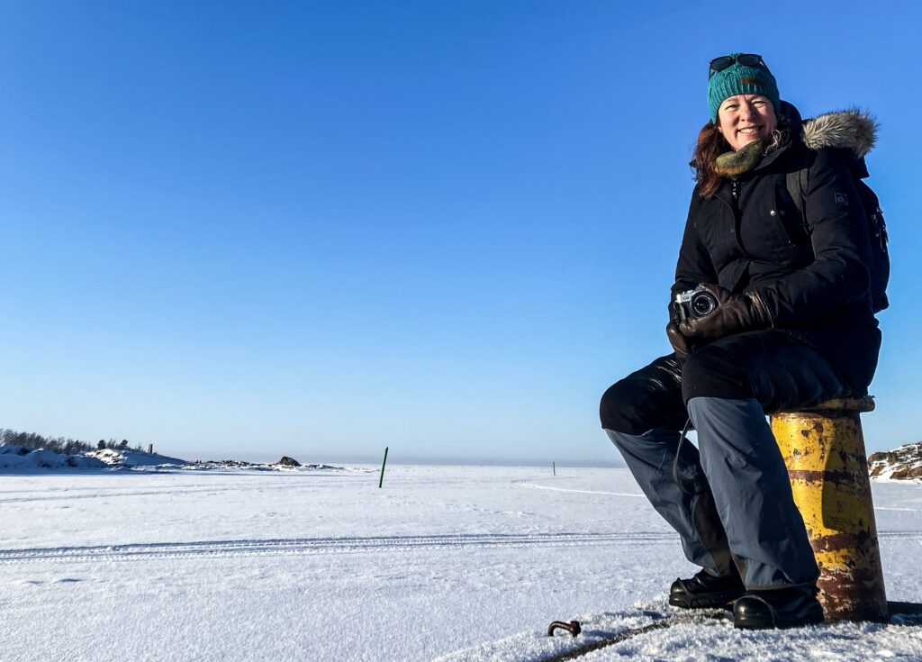 Pia Prost sitter på en båk på isen.