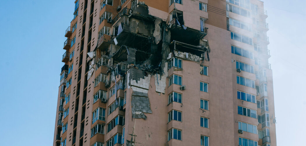 Flervåningshus som skadats av missil.