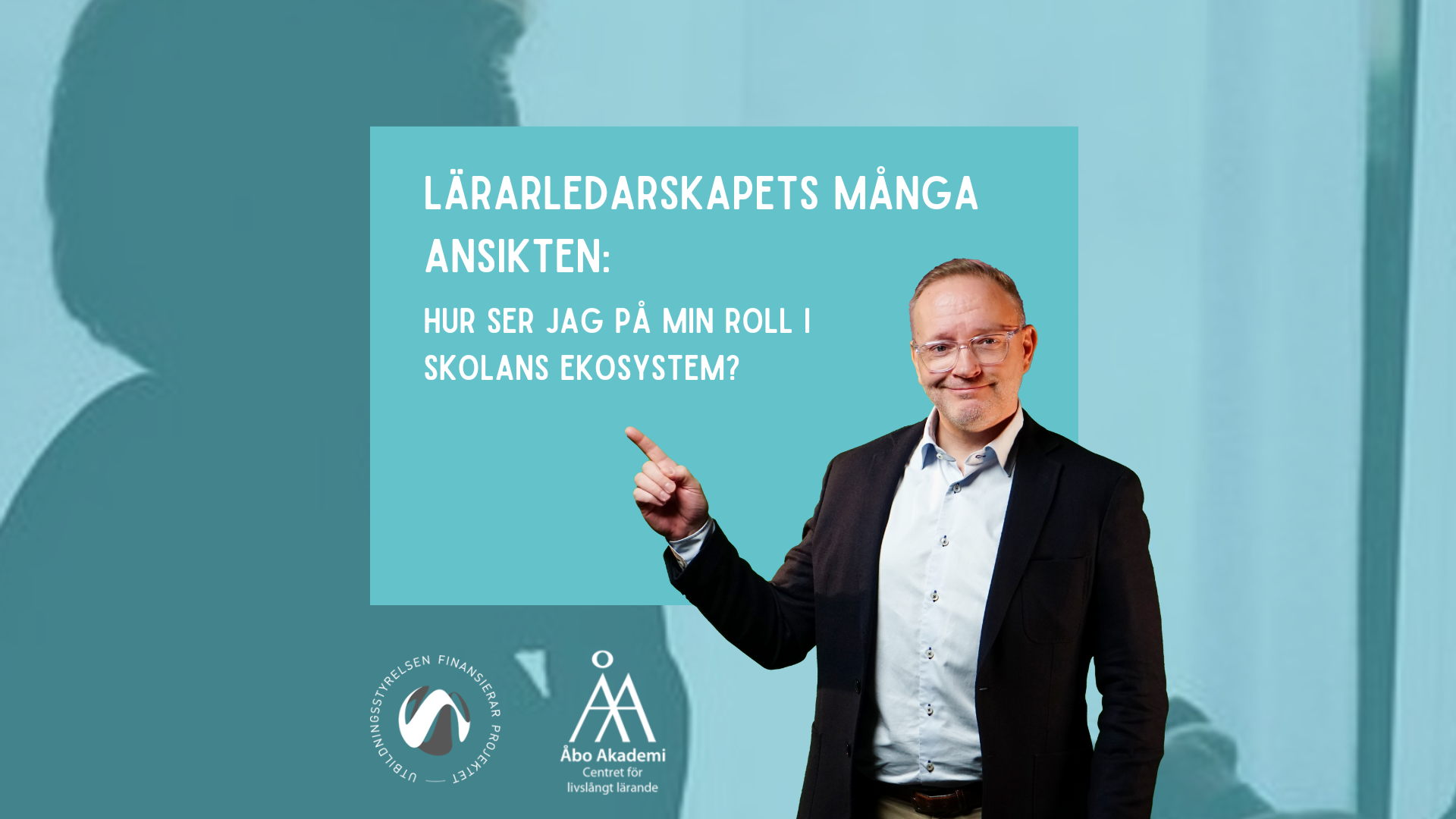 Utbildningsplanerare Rolle Träskelin pekar på en bild med titeln "Lärarledarskapets många ansikten: Hur ser jag på min roll i skolans ekosystem?"