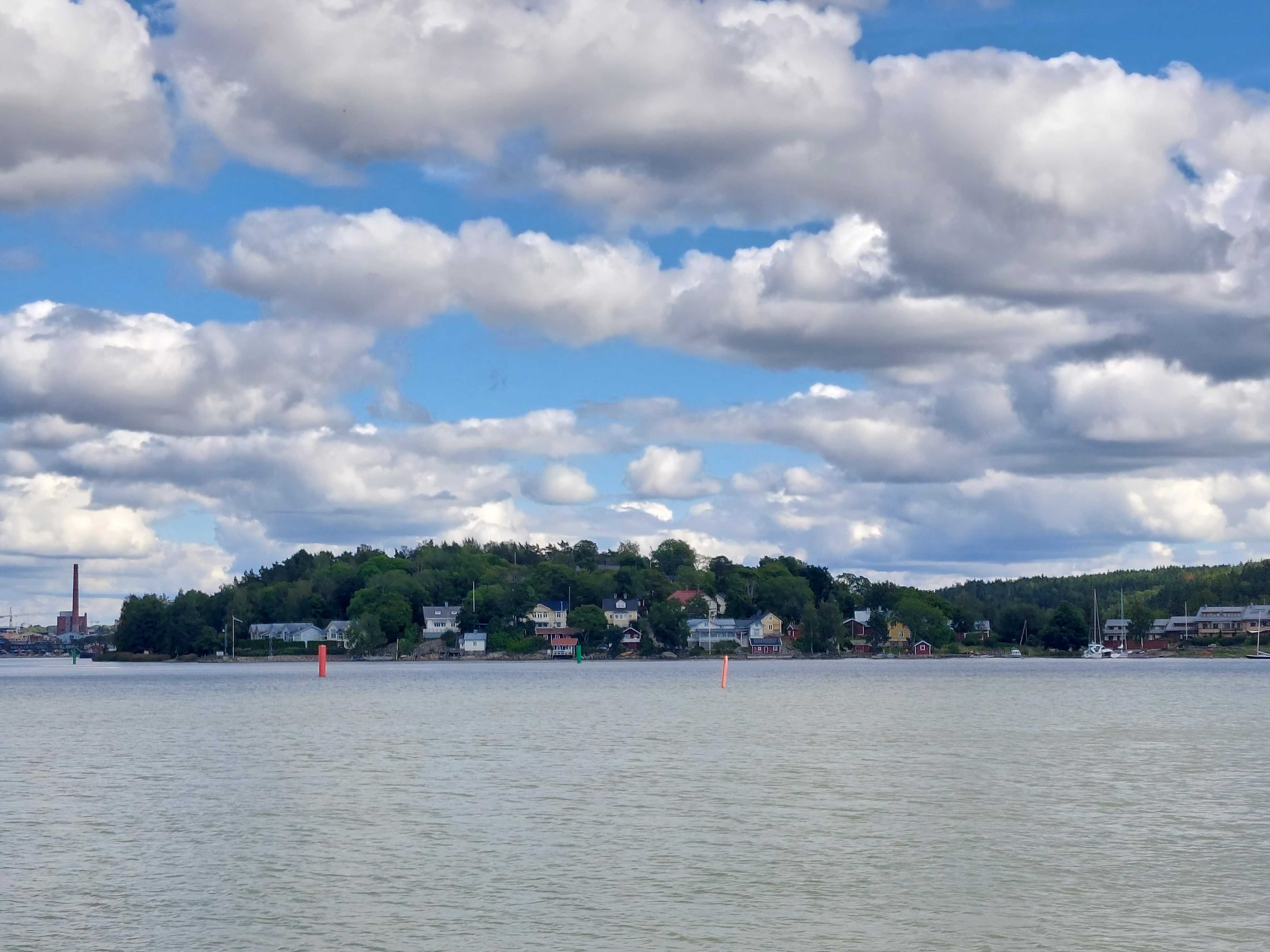 Havsvy med hus i bakgrunden.