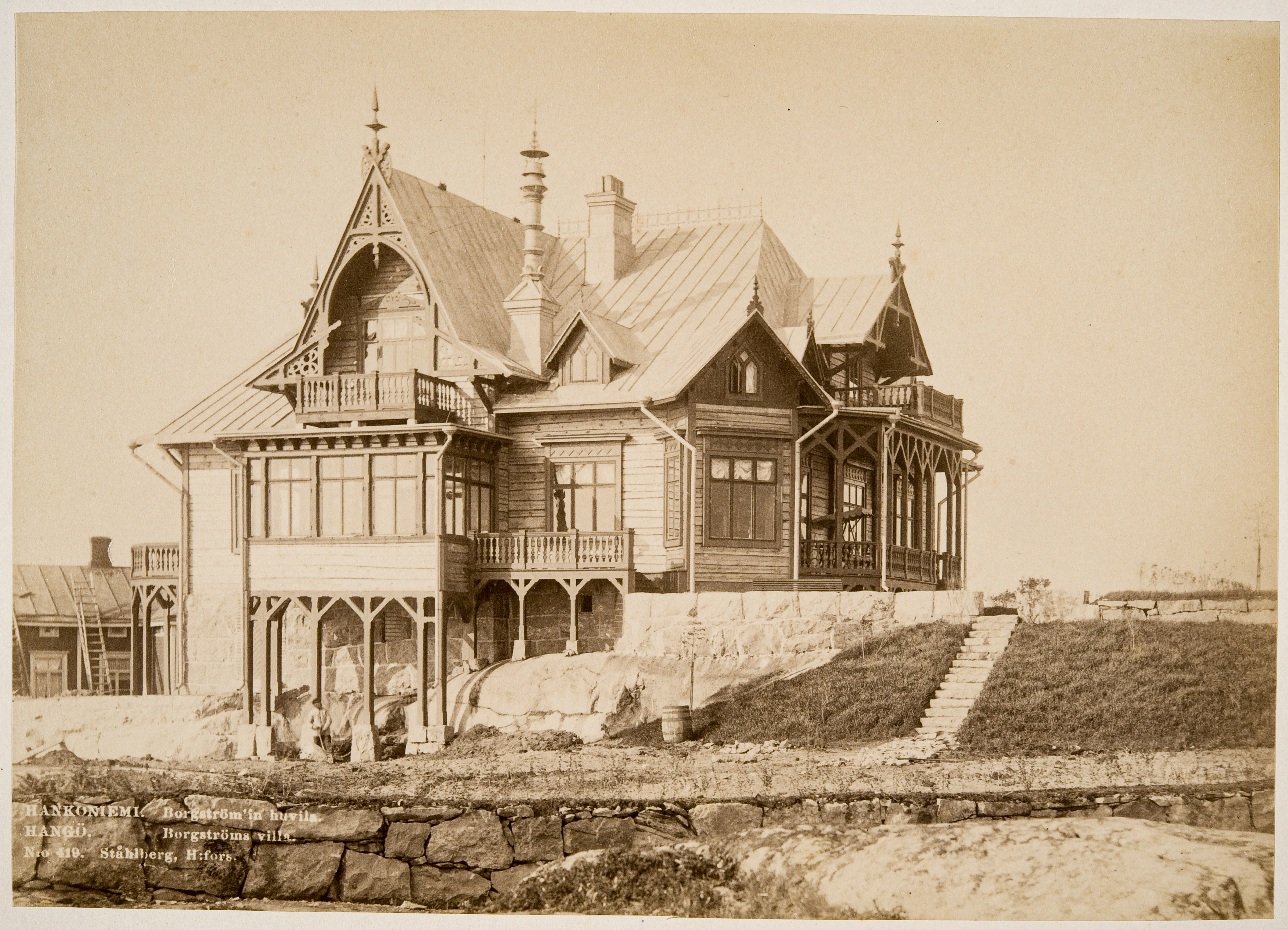 Gammal bild på en stor villa.