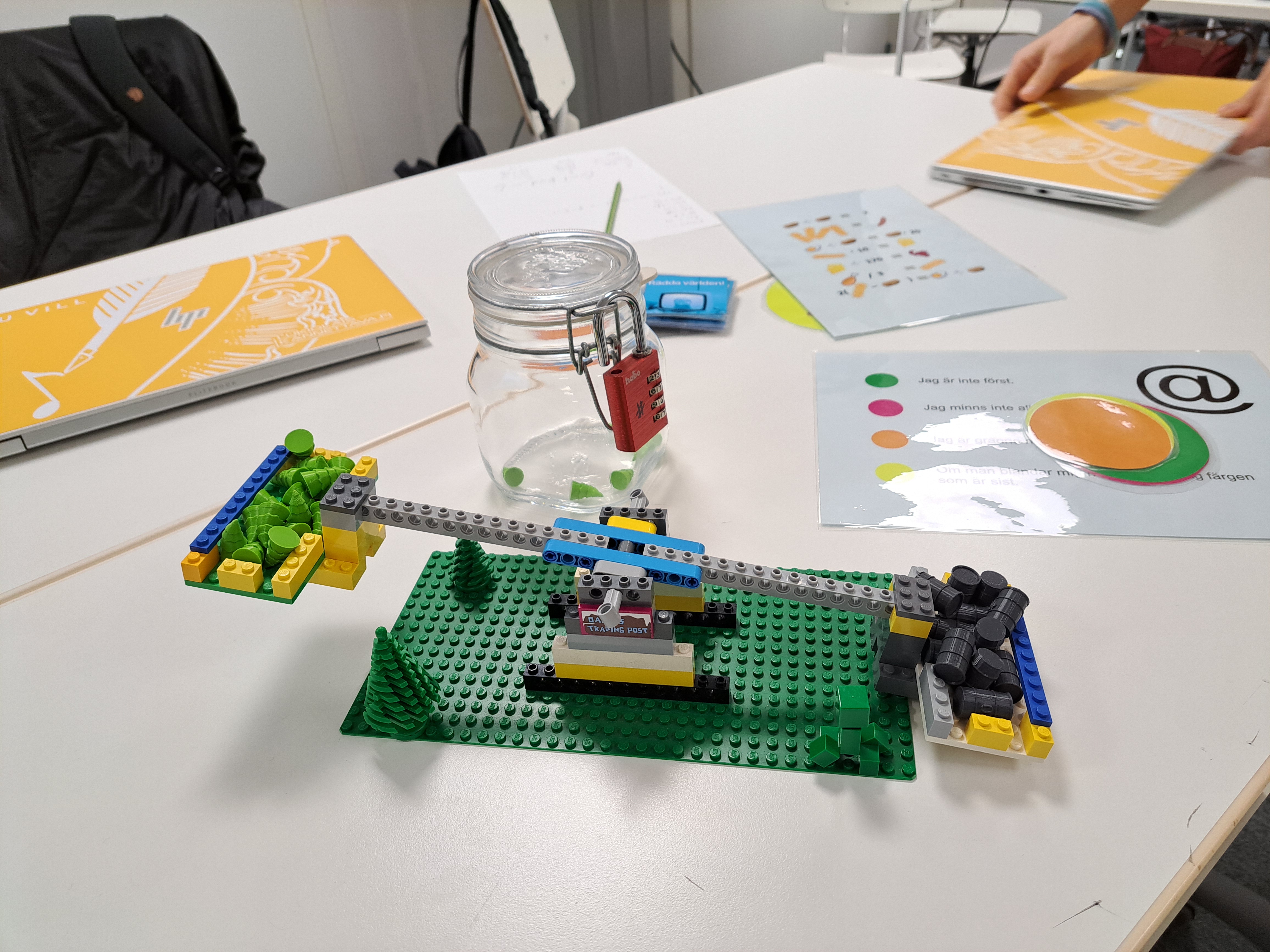 Bland annat en burk med ett lås, en våg gjord av lego med legoträd på ena sidan och oljetunnor i den andra.