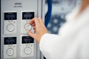 Närbild av en kvinnas hand som jobbar med en maskin