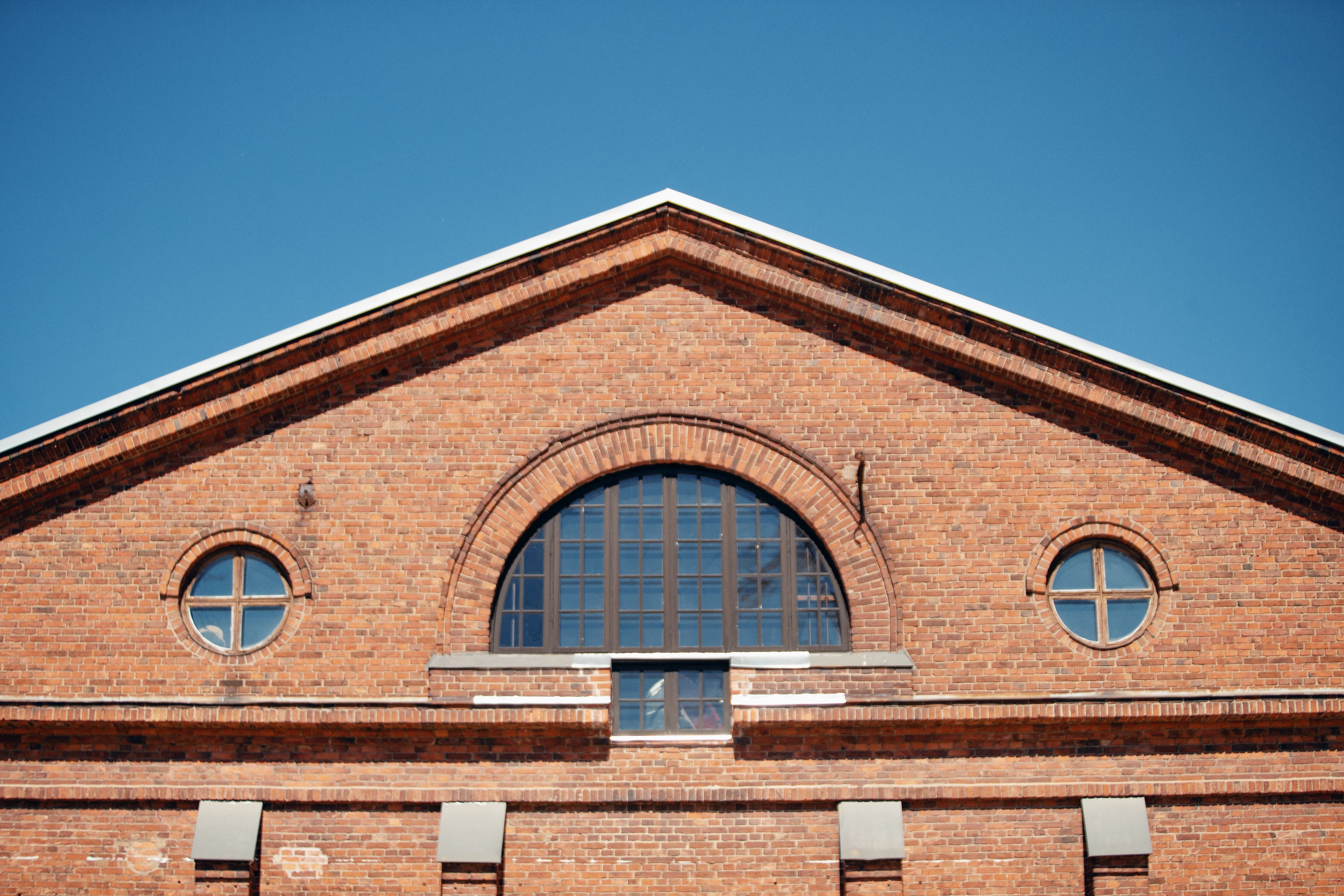 Närbild av rött tegelhus i Åbo hamn