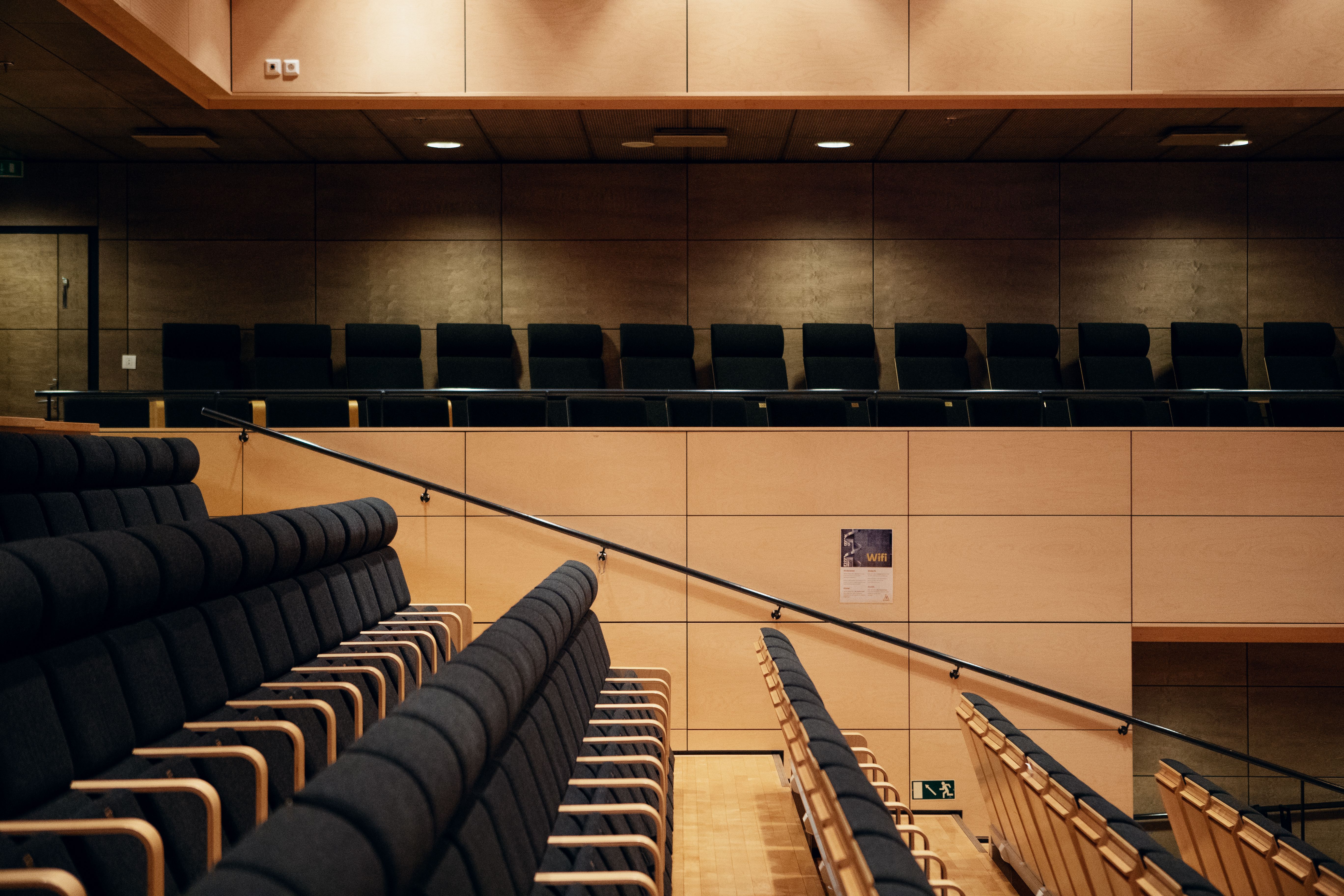 Stort tomt auditorium med svarta bänkar