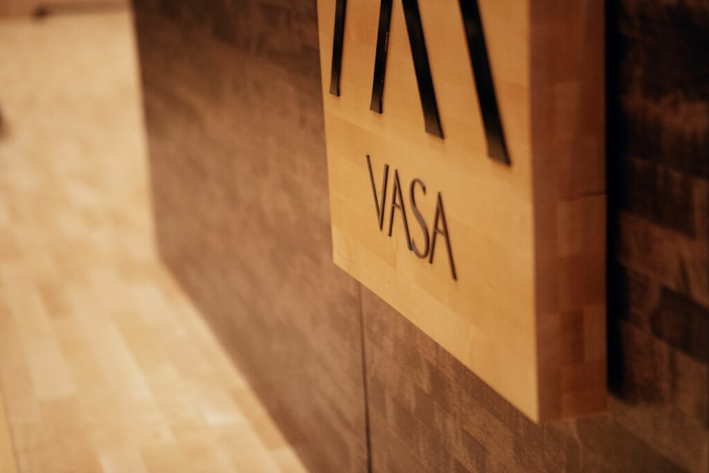 Träskylt inomhus med texten "Vasa"