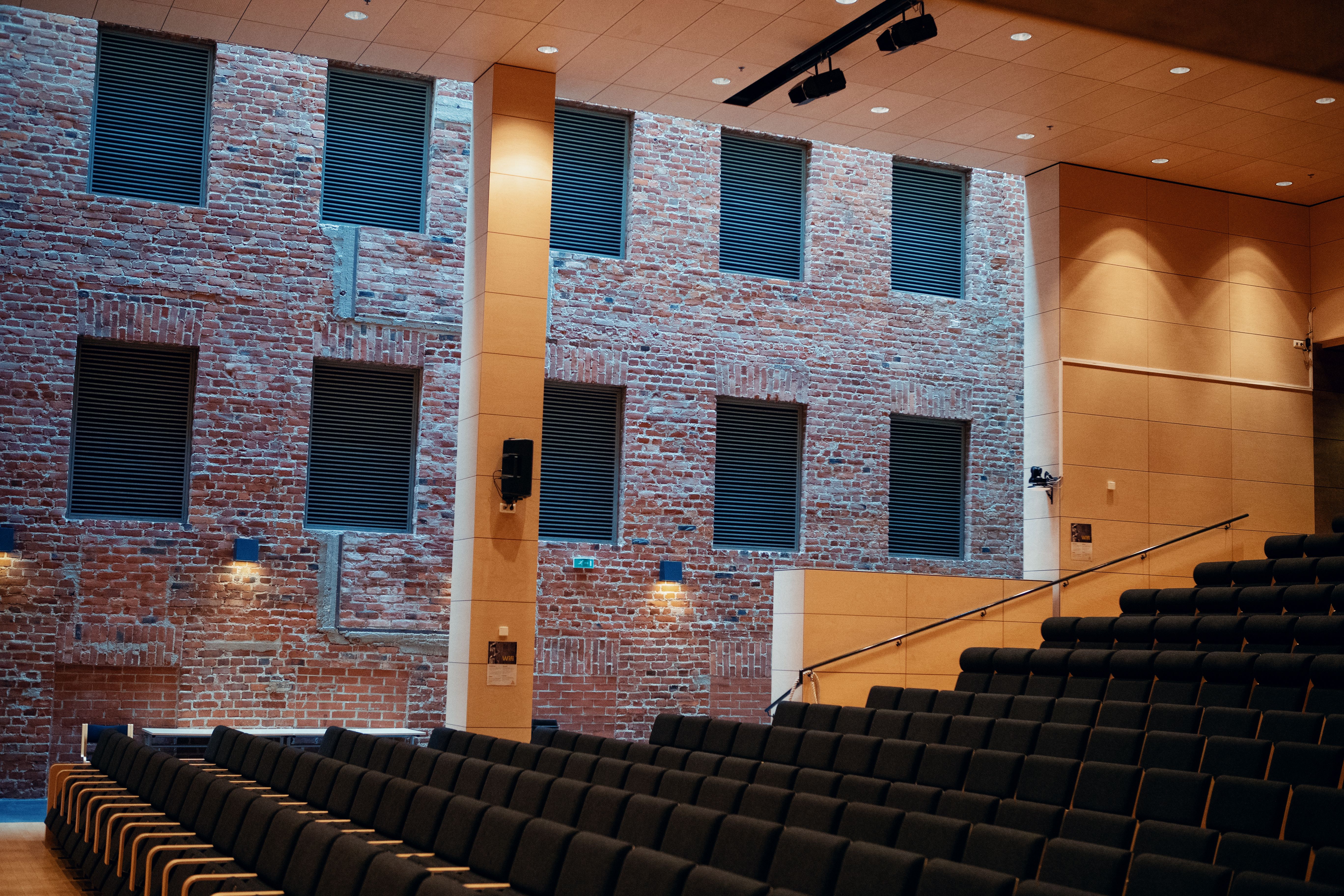 Stort tomt auditorium med svarta bänkar