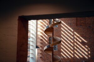 Spiraltrappa i en röd tegelbyggnad