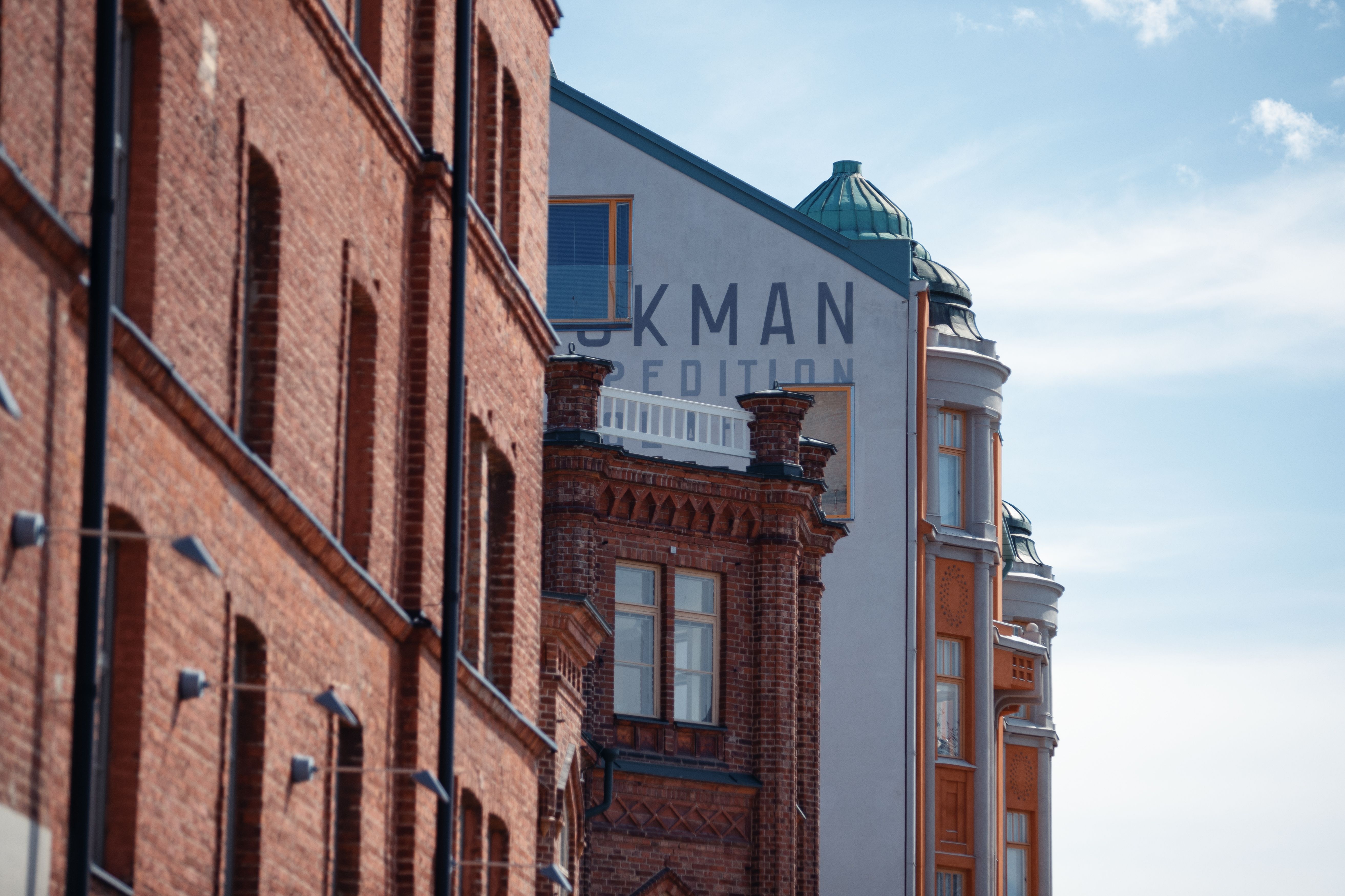 Gata med röd tegelbyggnad