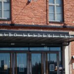 Ingång till stor röd tegelbyggnad