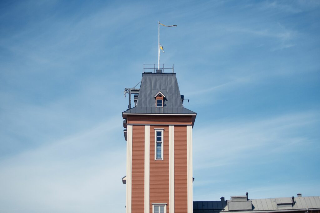Stort orange torn och en blå himmel