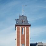 Stort orange torn och en blå himmel