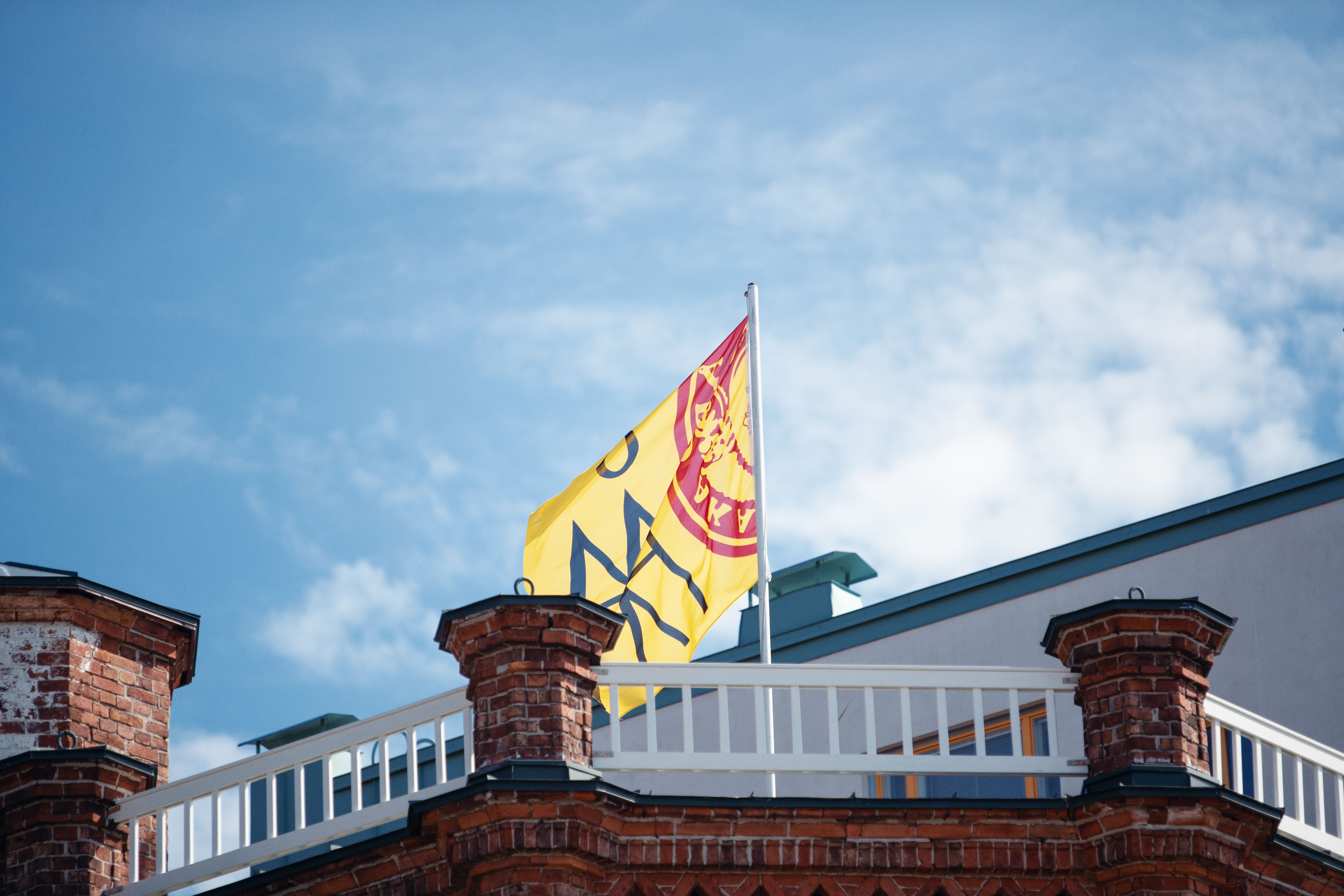 Gul Åbo Akademi flagga