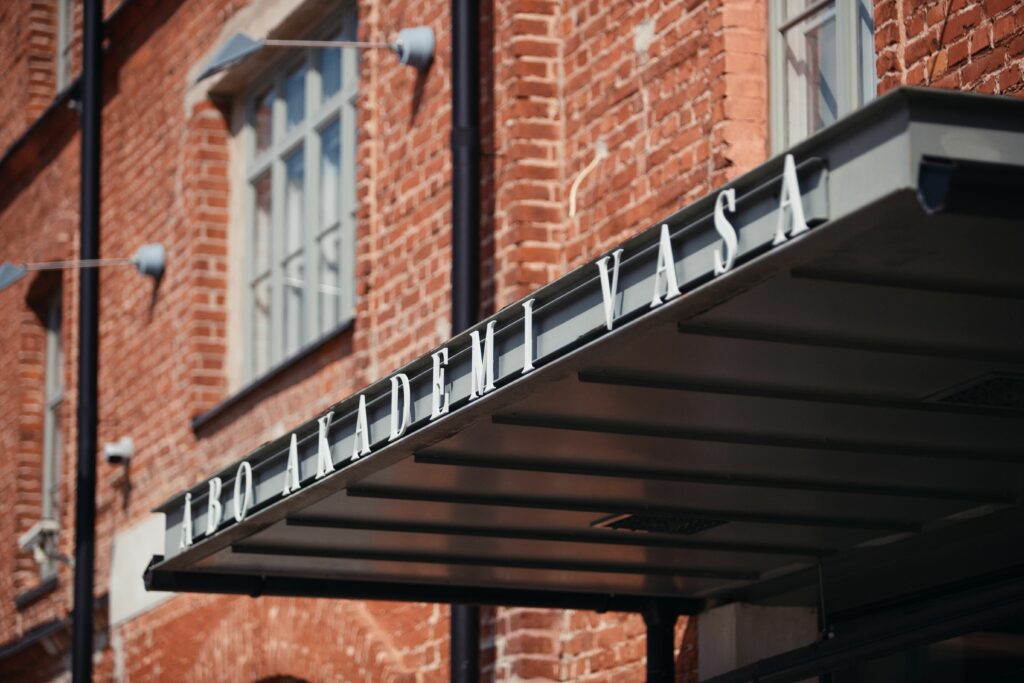 Ingång till röd tegelbyggnad