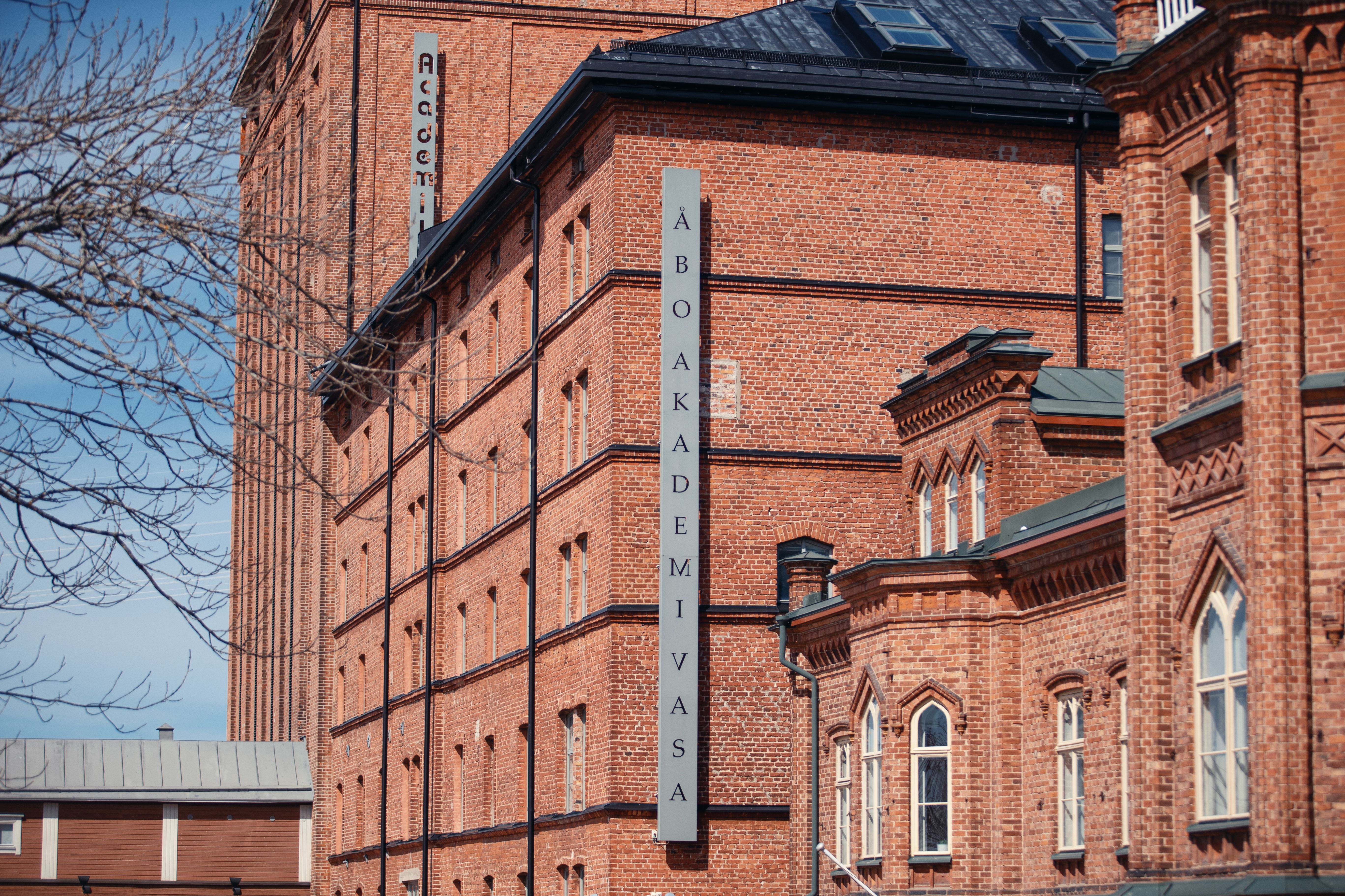 Stor röd tegelbyggnad