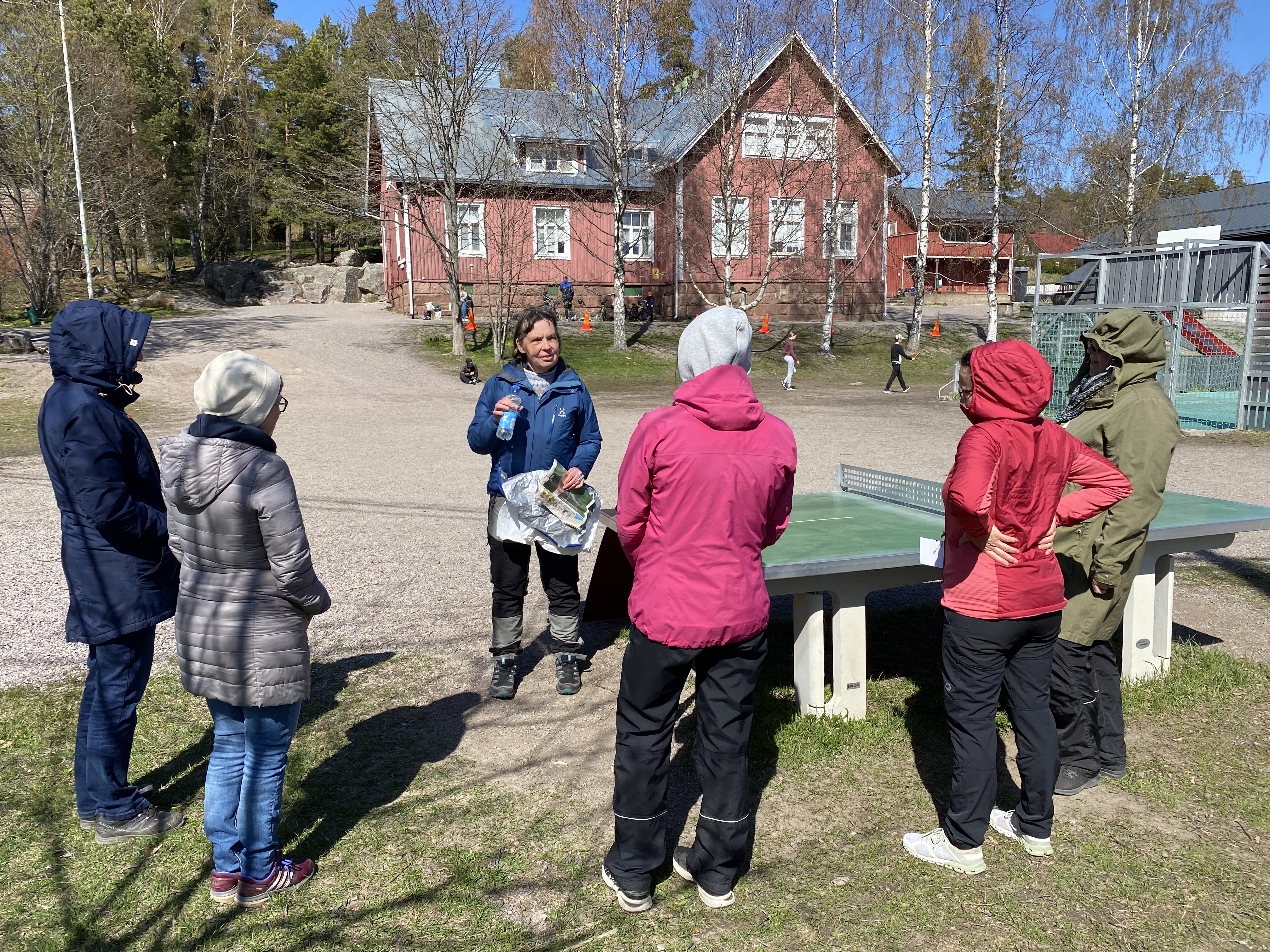 Grupp som undervisas utomhus.