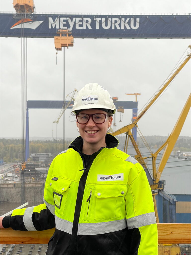 Bild på alumnen Sonja Sunde i neongrön jacka på Meyer Turkus varv.