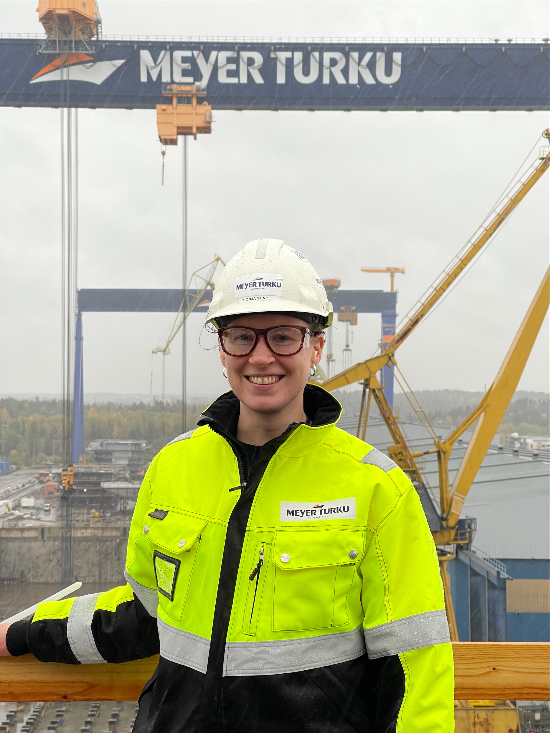 Bild på alumnen Sonja Sunde i neongrön jacka på Meyer Turkus varv.