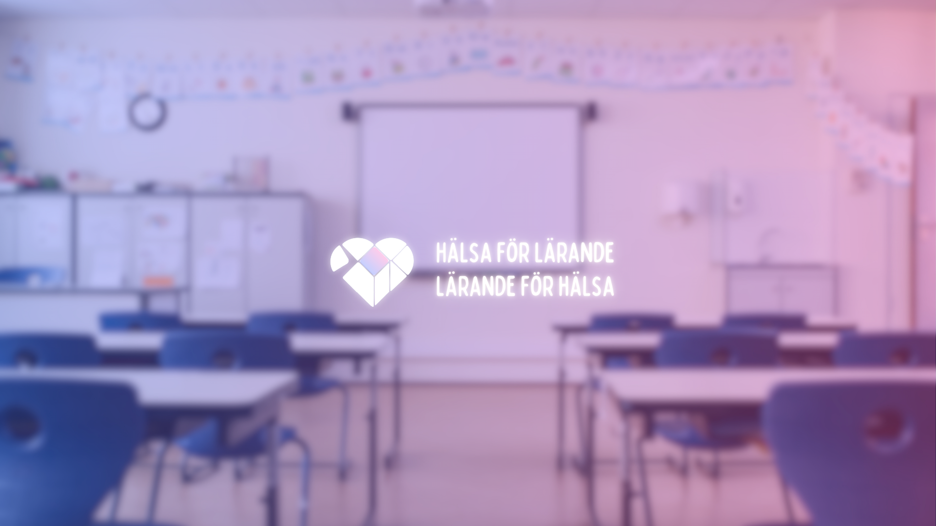 Lummig bild av ett klassrum med ett hjärta i pusselbitar och logotexten "Hälsa för lärande"