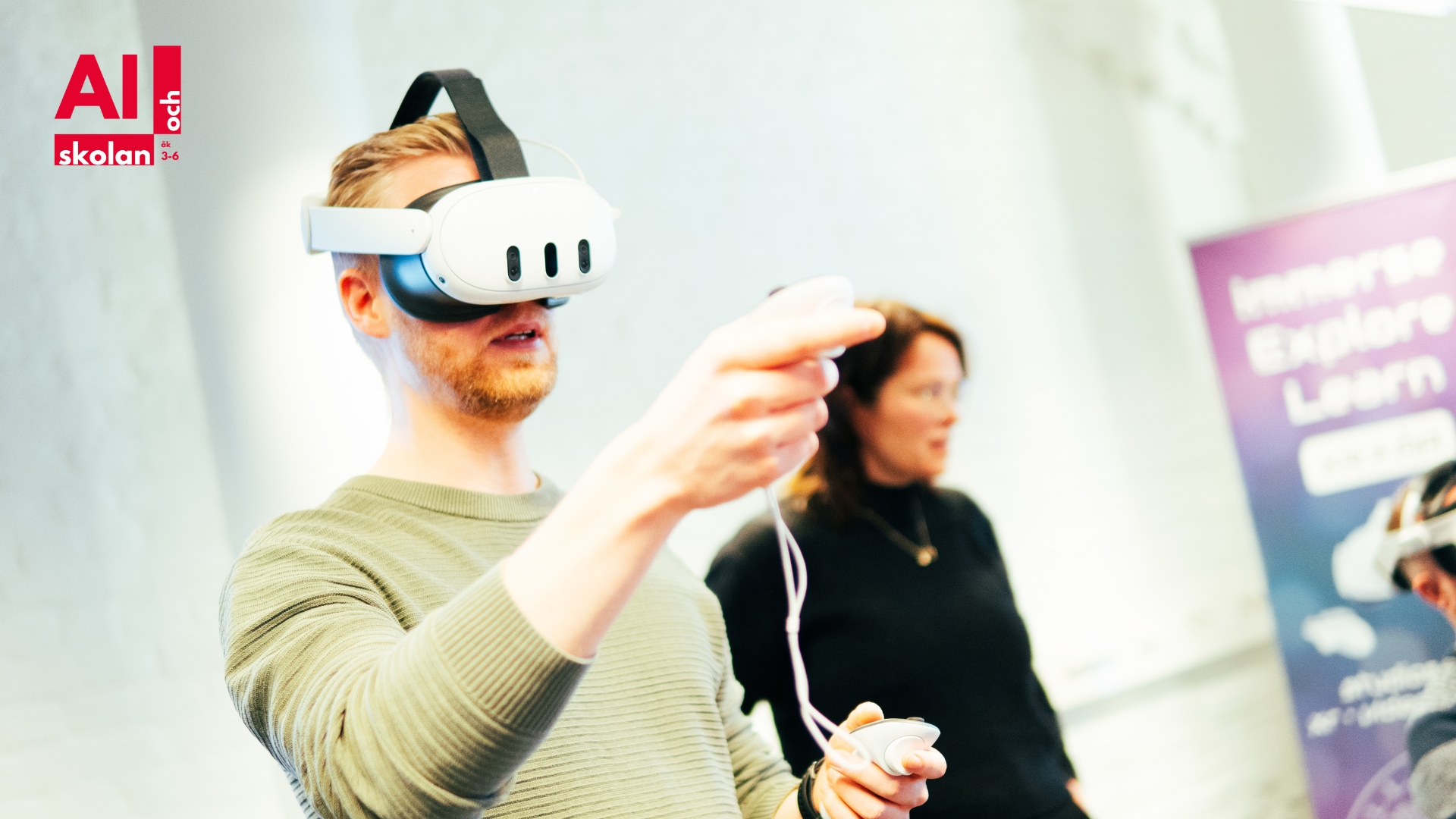 En man testar på VR-headset.