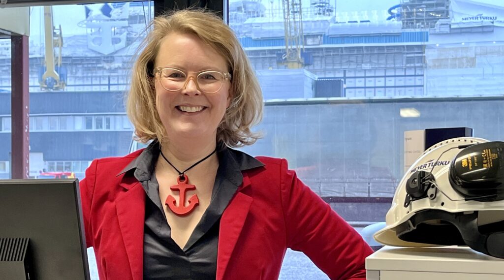 Alumnen Anna Hakala i röd kavaj.