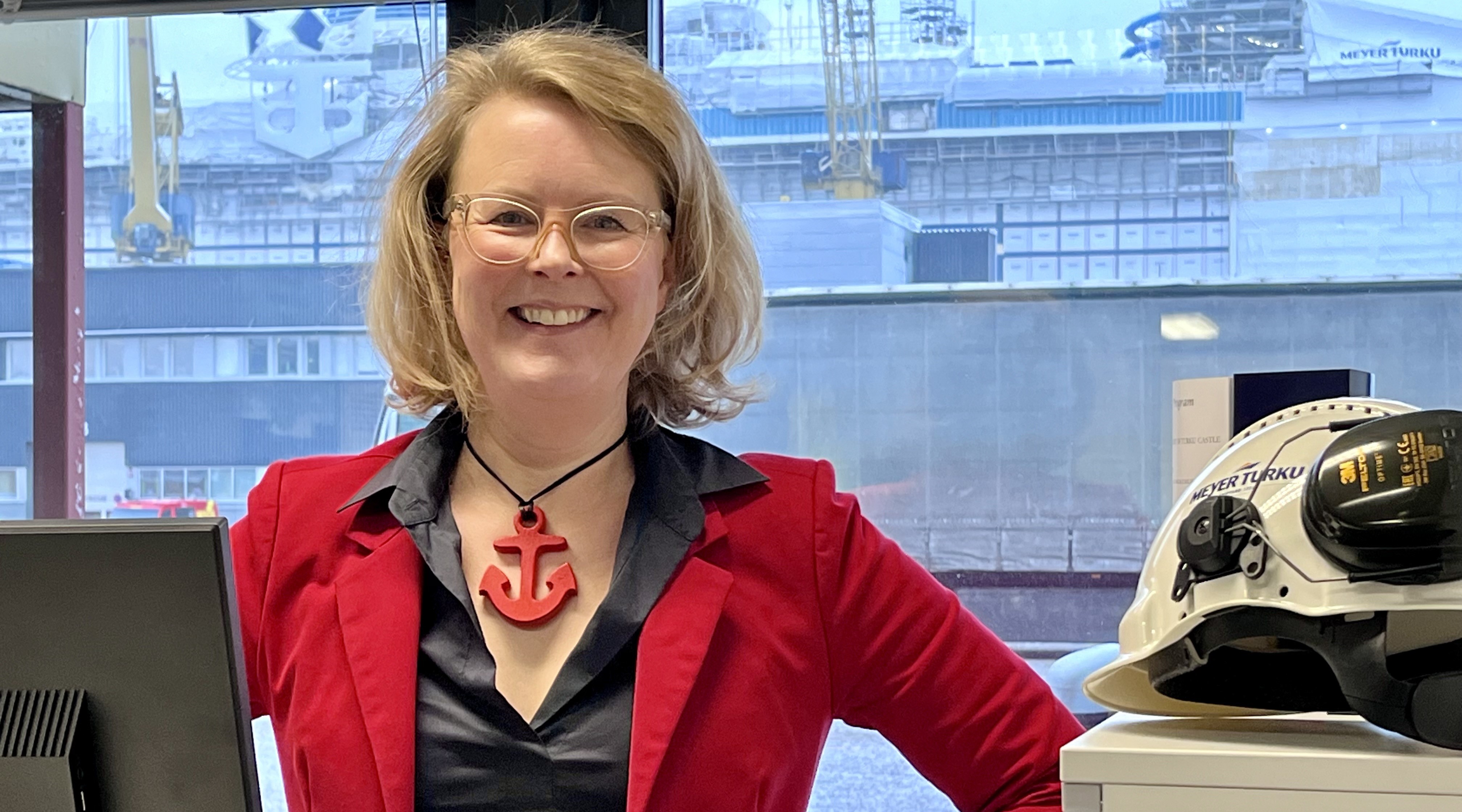 Alumnen Anna Hakala i röd kavaj.