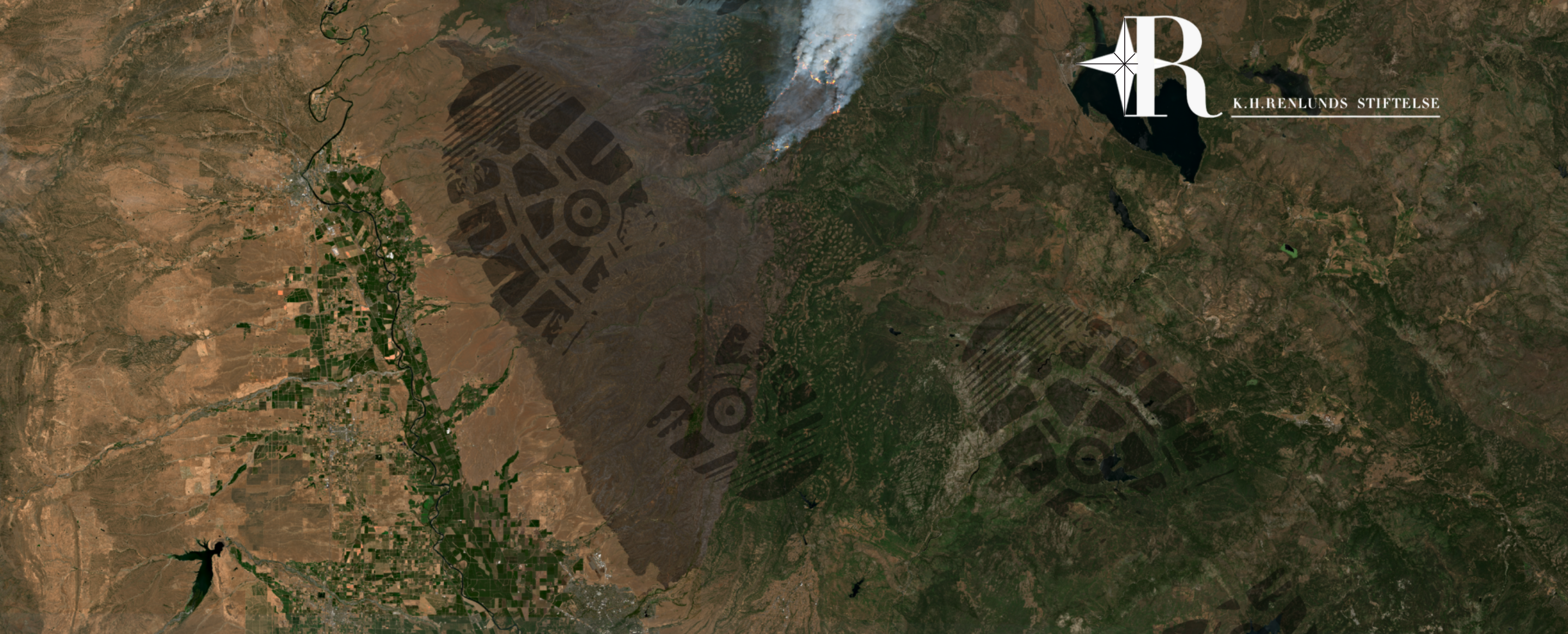 Satellitbild av ett område som har brunnit dekorerad med skoavtryck och K. H. Renlunds stiftelses logo.
