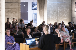 Kulturhistoriker Silja Laine talar inför Aboagoras publik under paneldiskussionen "Friday Evenings at six o’clock – Public Art, Memory, and the Finnish Civil War”, under evenemanget Mars, the Bringer of War.