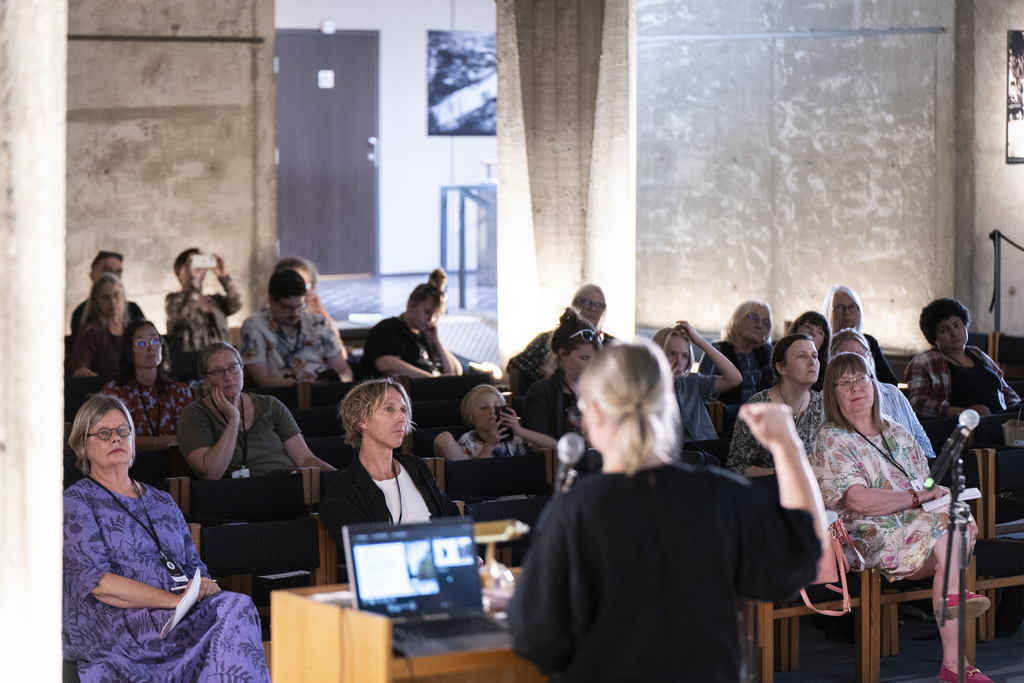 Kulturhistoriker Silja Laine talar inför Aboagoras publik under paneldiskussionen 