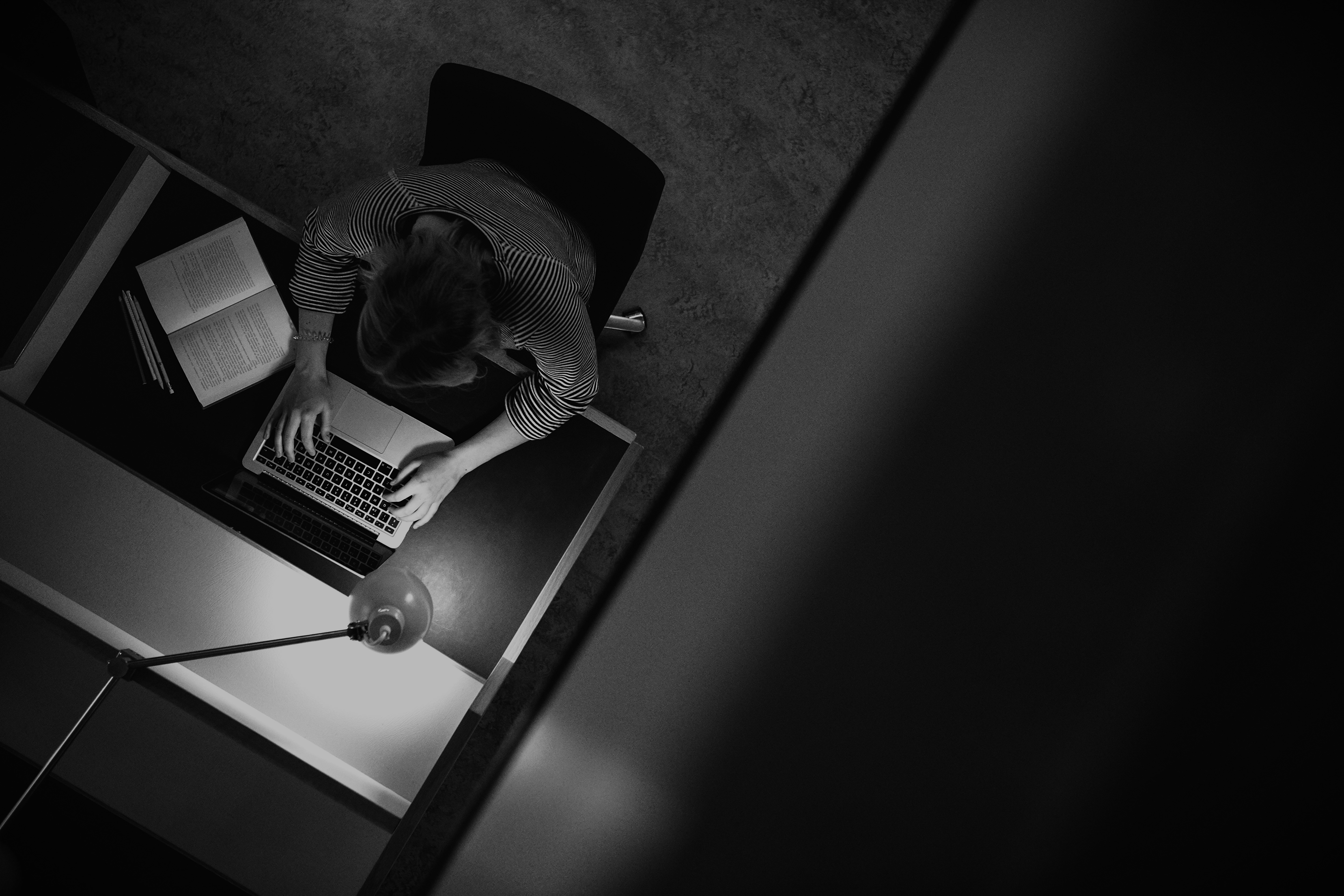 Studerande i läsesalen, sedd uppifrån